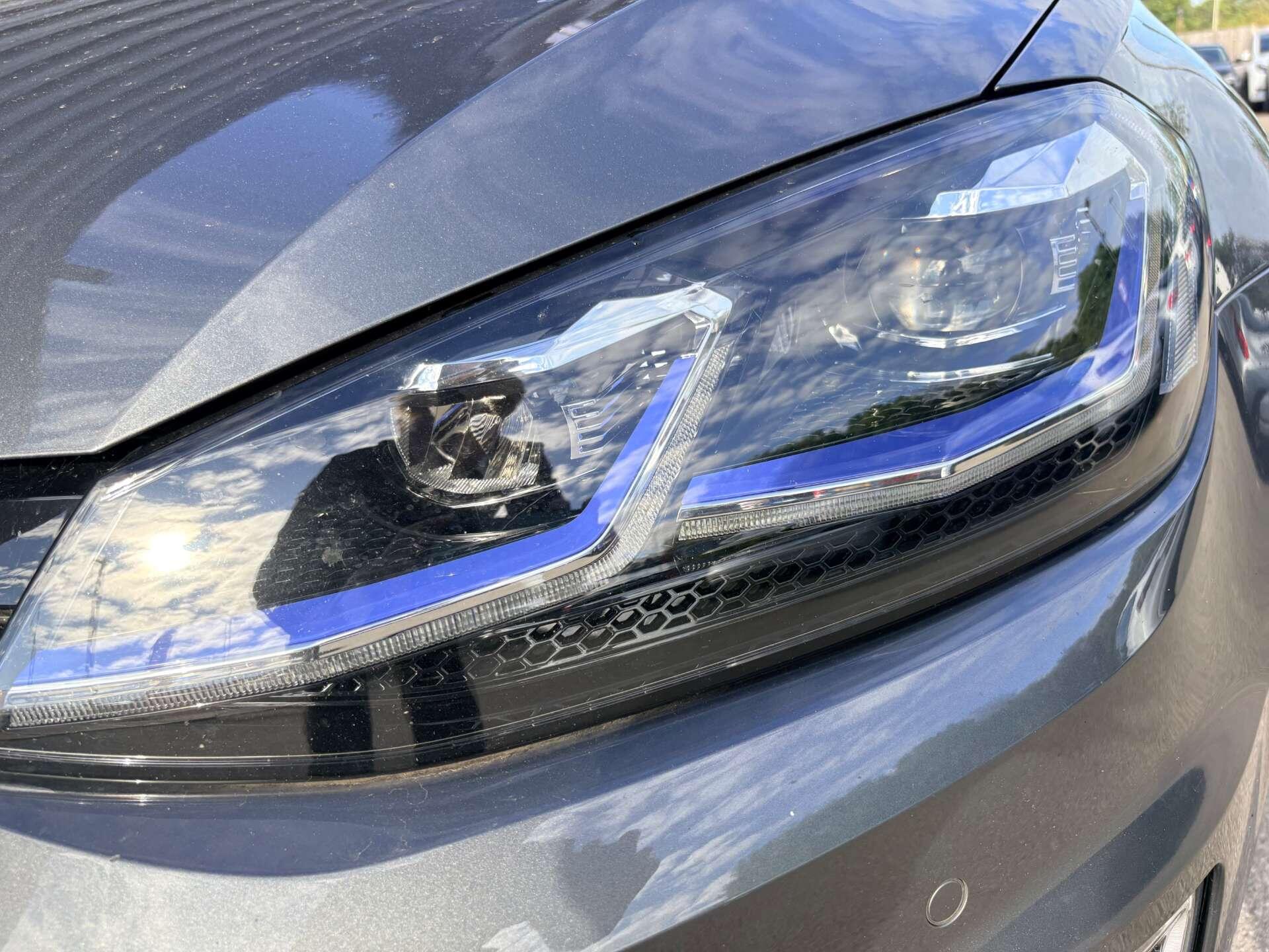 Volkswagen e-Golf view 5