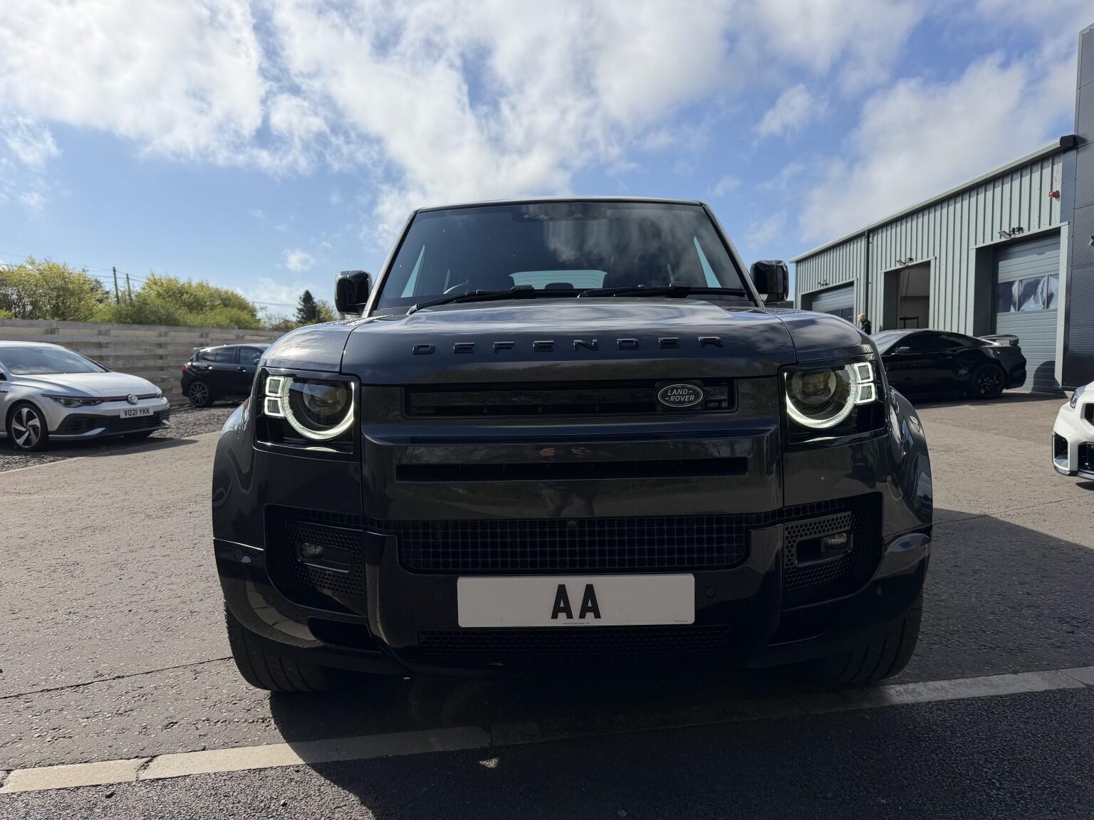 Land Rover Defender 110 view 14