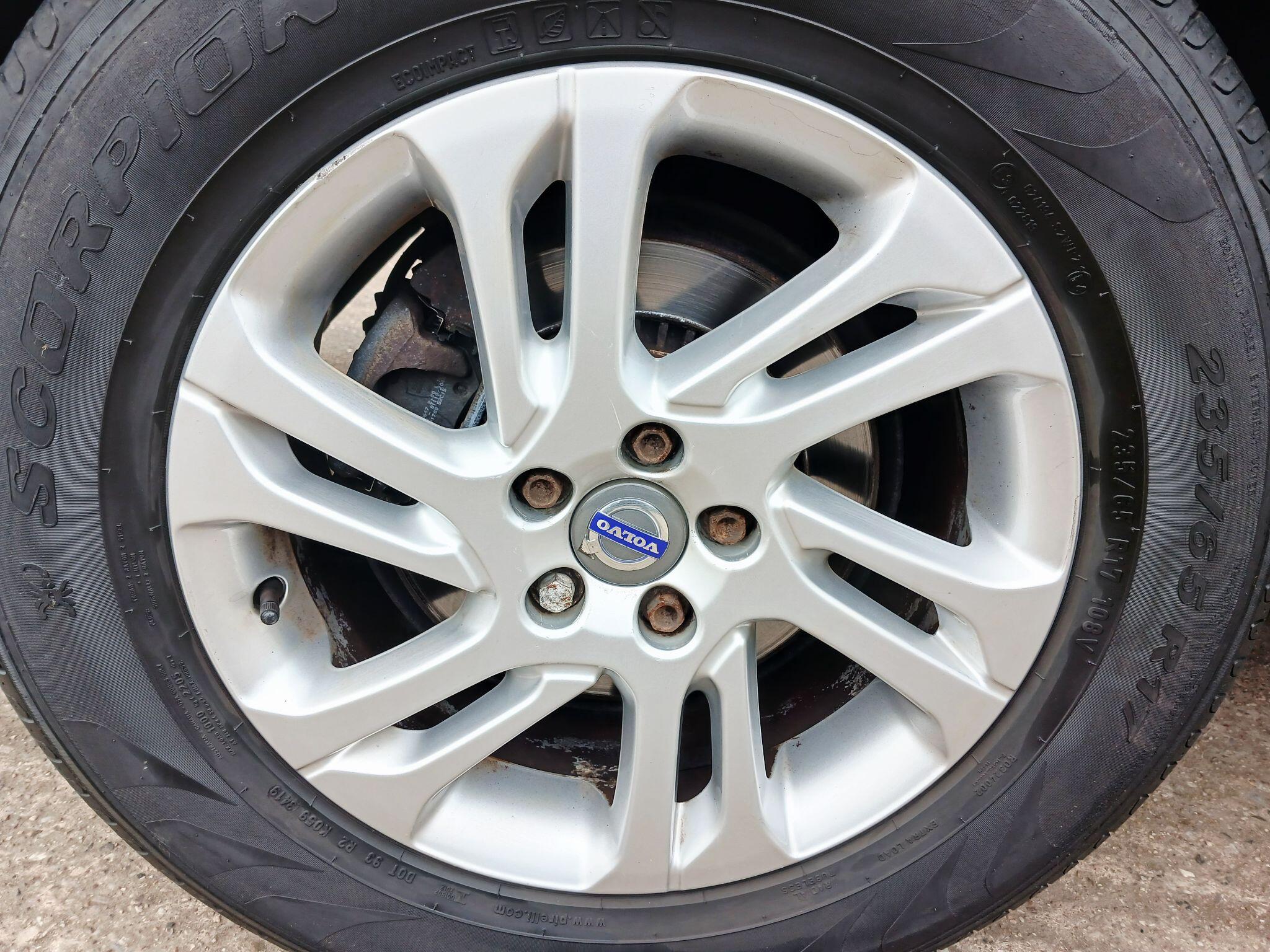 2017 Volvo XC60 image 9