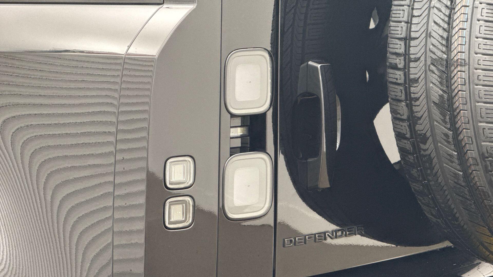 Land Rover Defender view 19