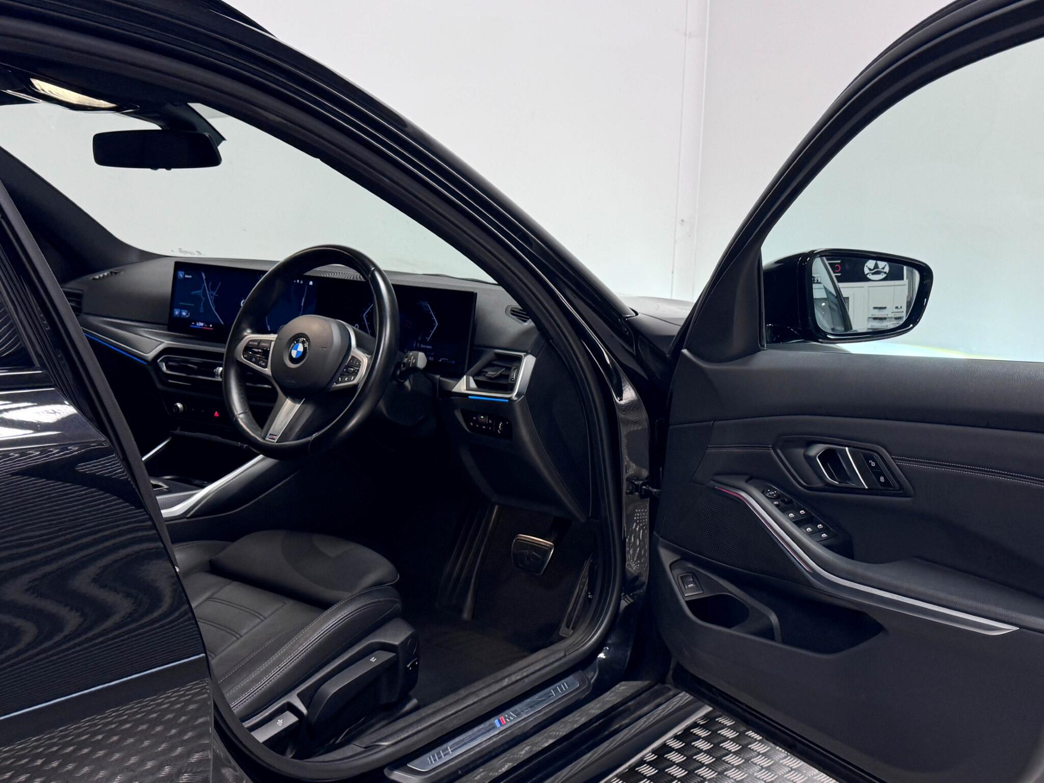 BMW 3 Series view 24