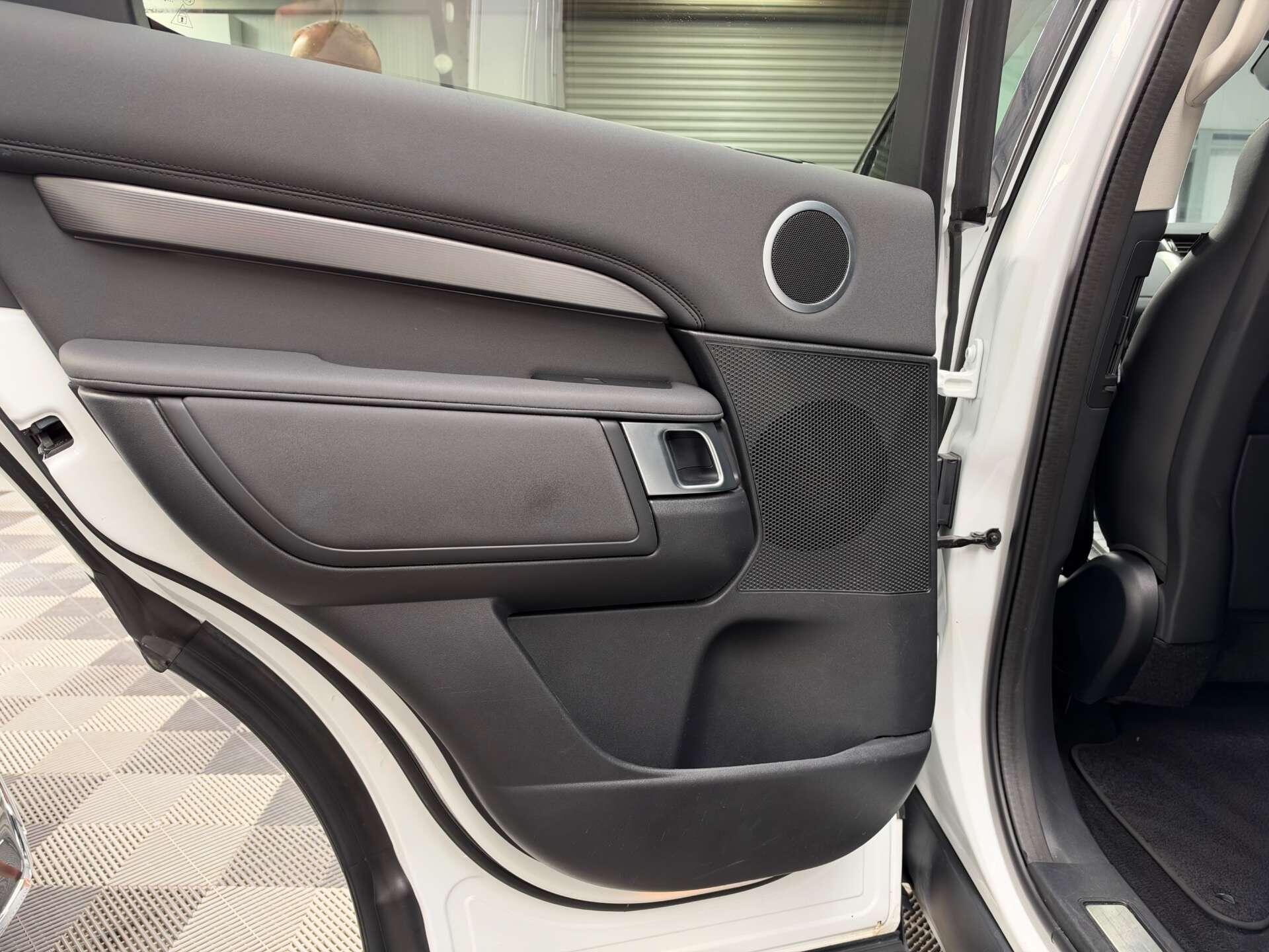 Land Rover Discovery view 28