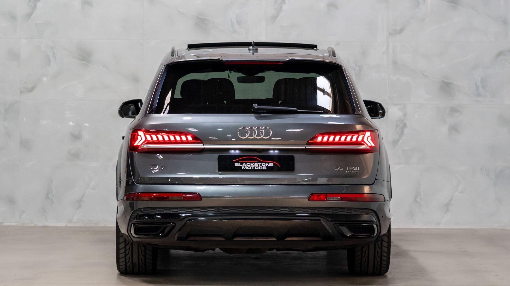 Audi Q7 view 8