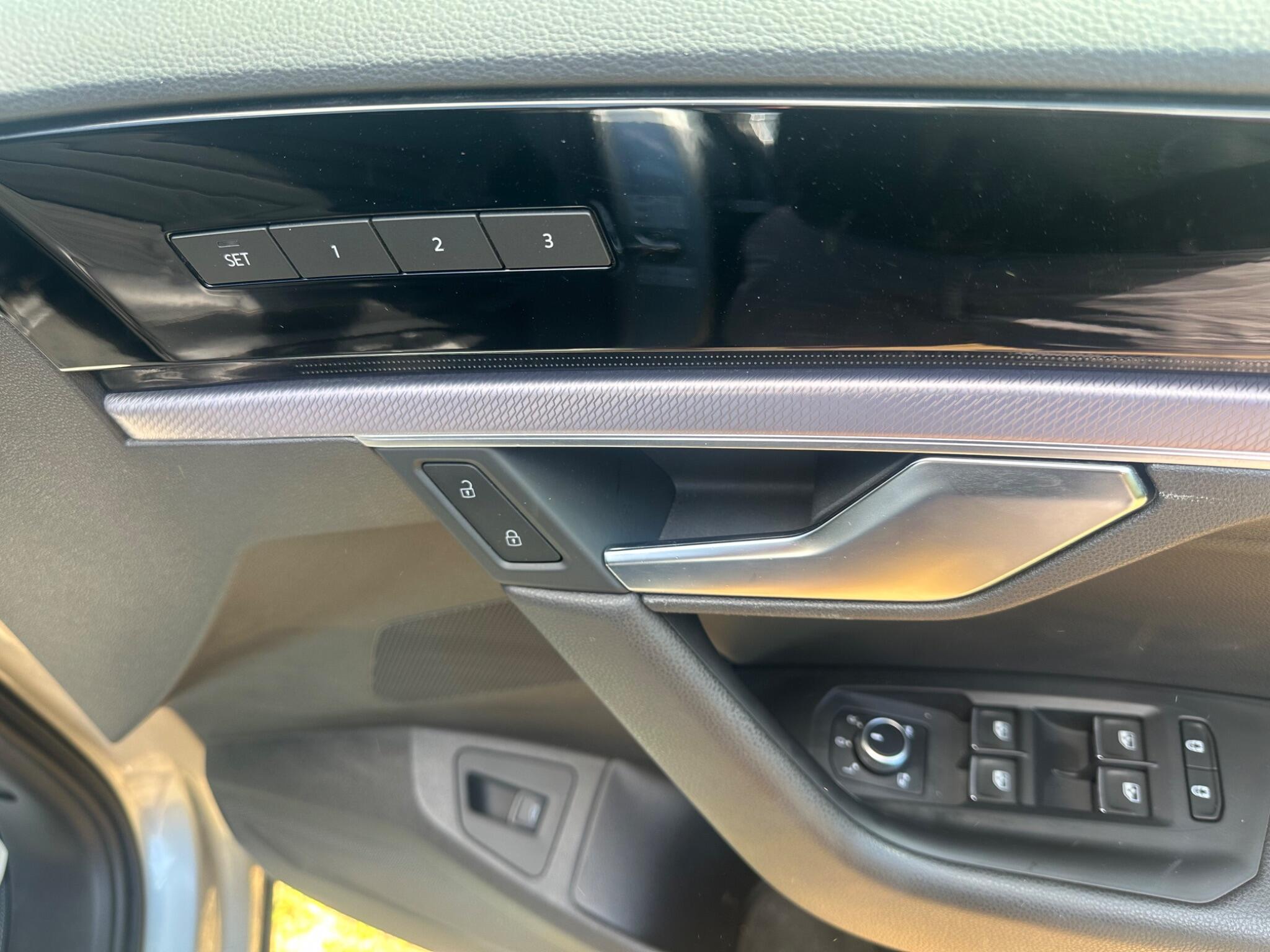 Volkswagen Touareg view 13