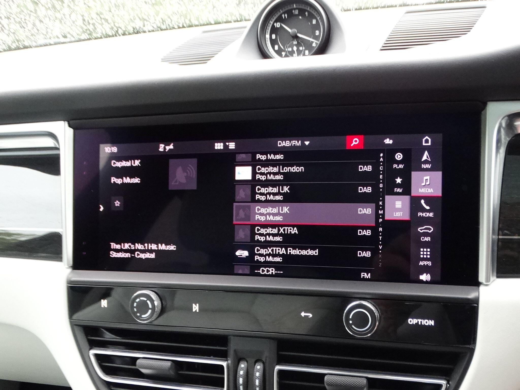 Porsche Macan view 28