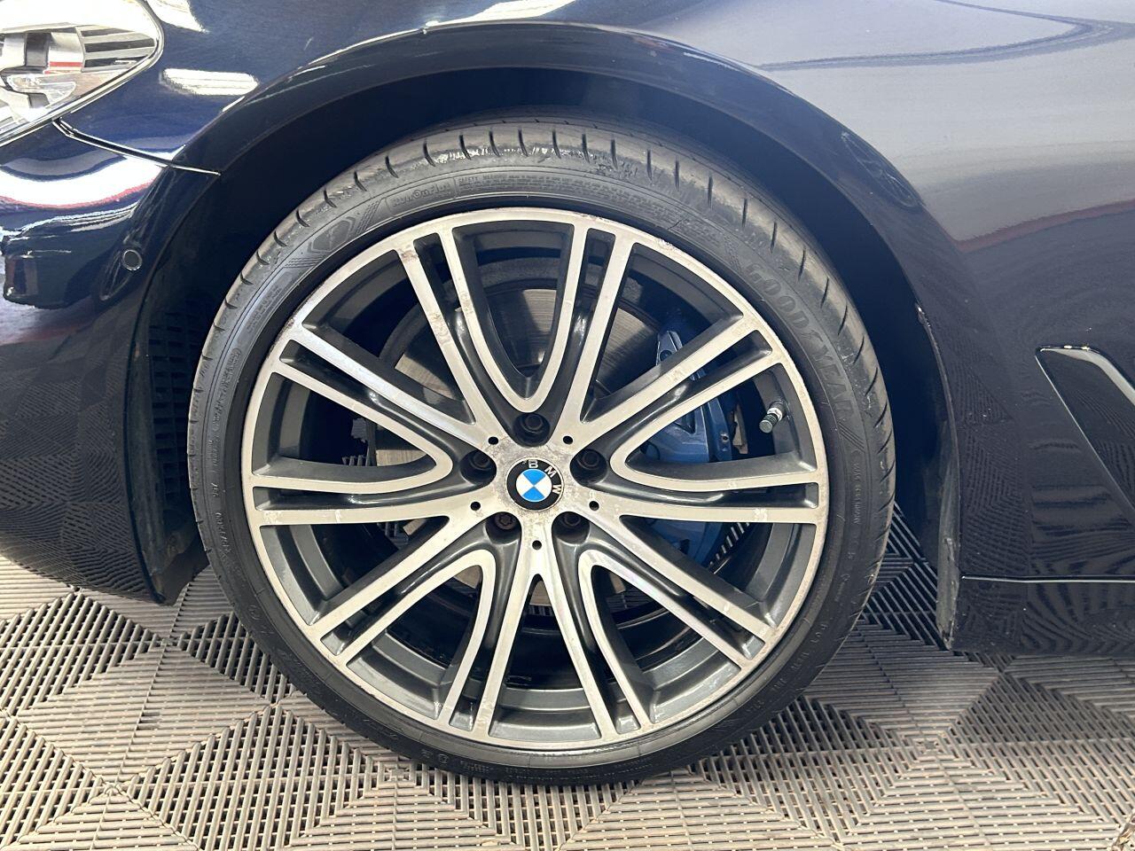 BMW 5 Series view 19