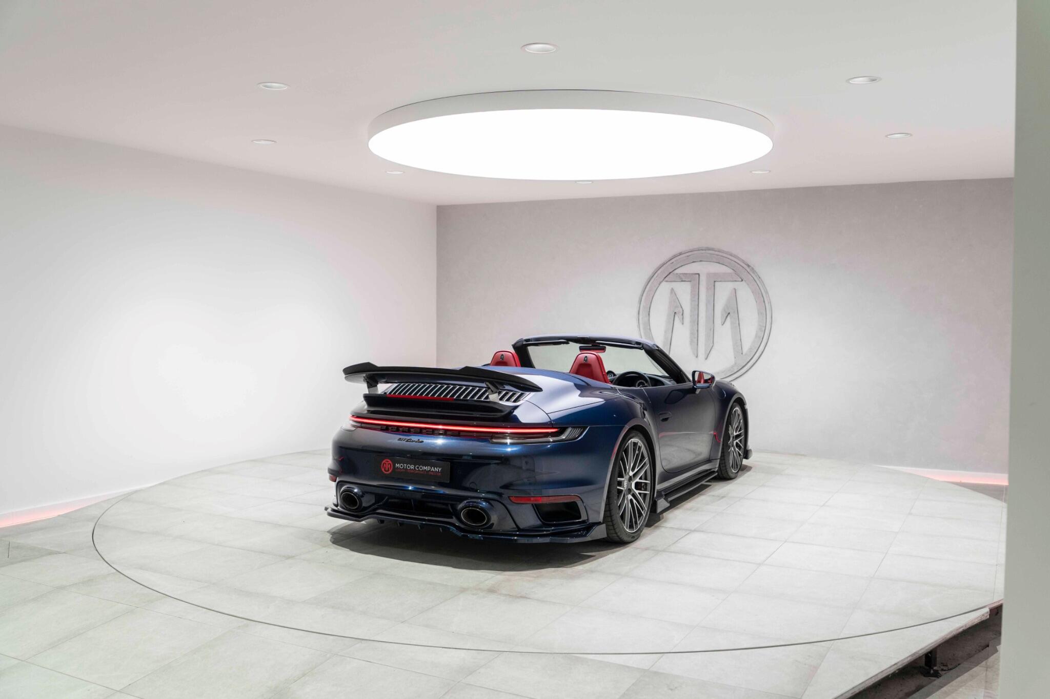 Porsche 911 view 8