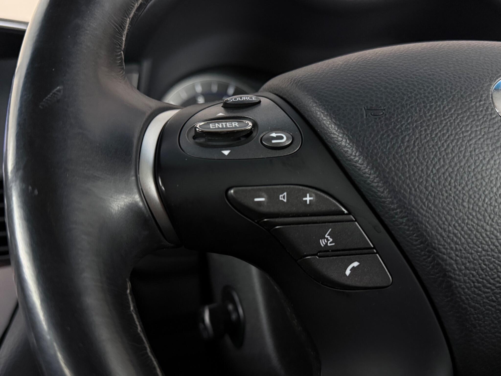 Infiniti Q70 view 14