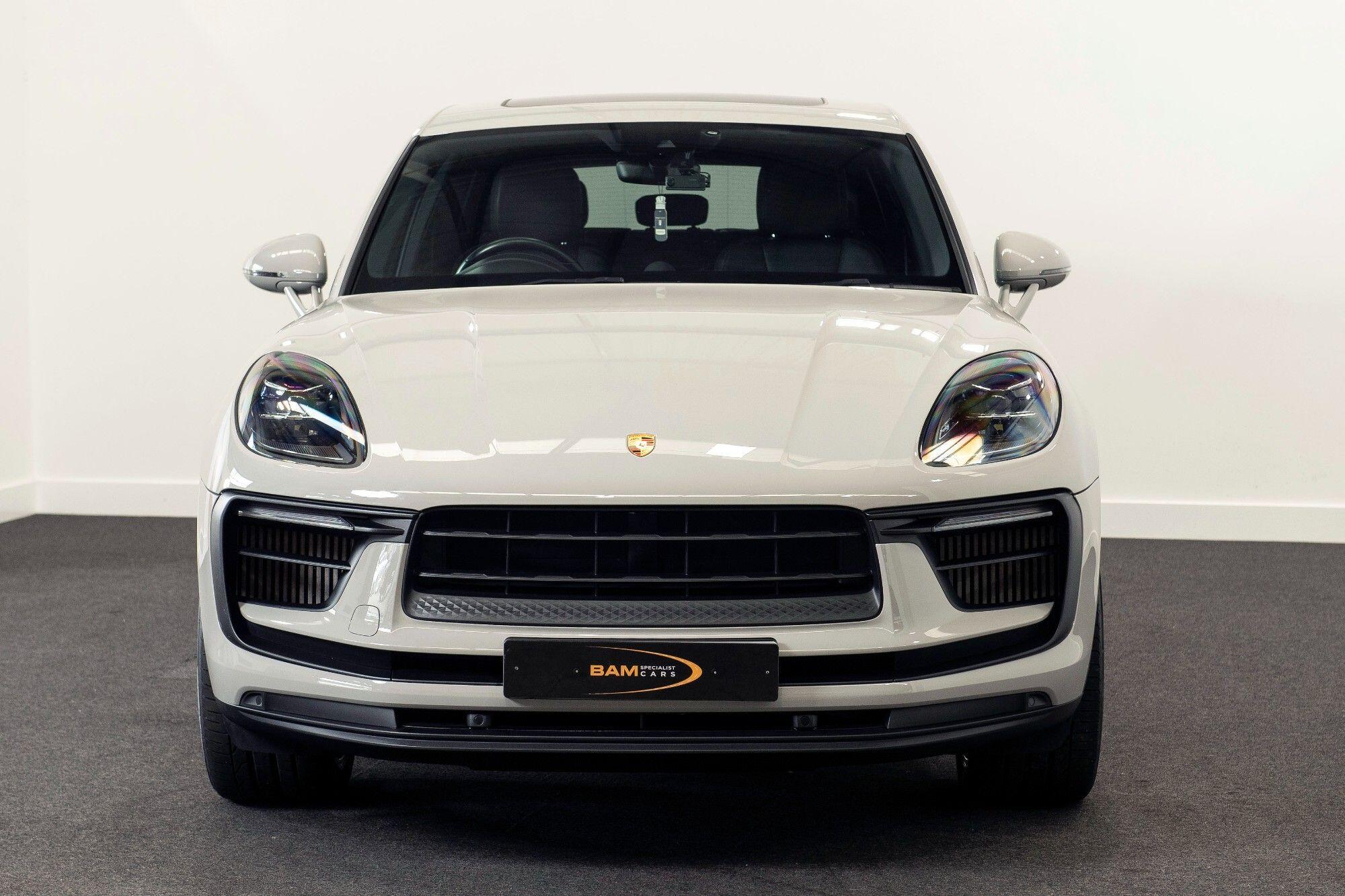 Porsche Macan view 3