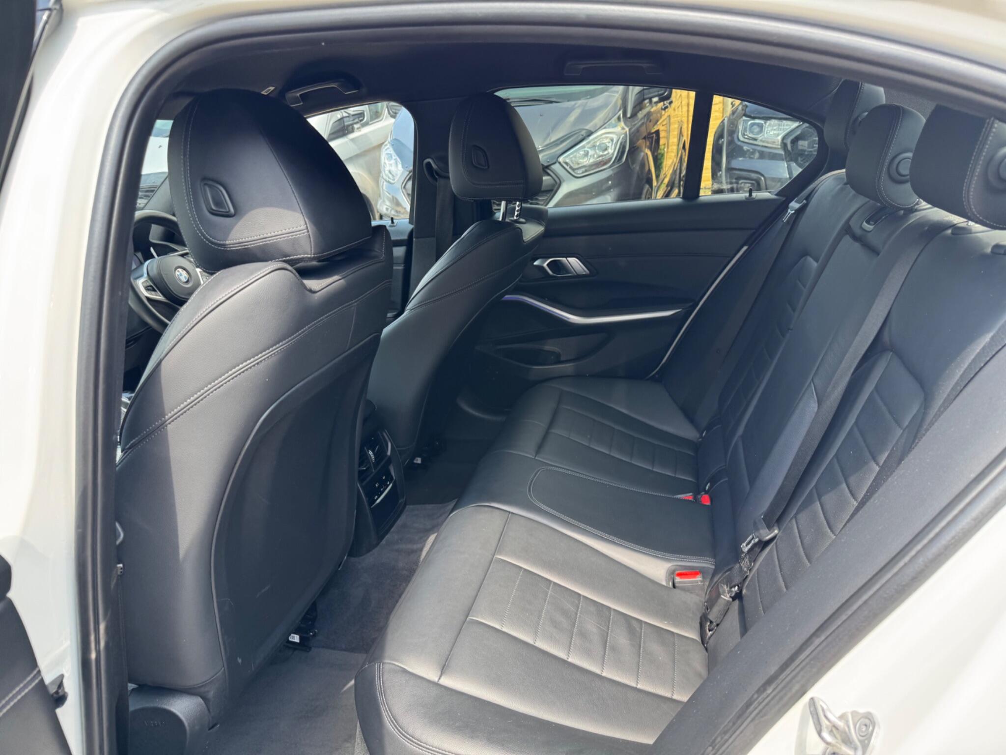 BMW 3 Series view 24