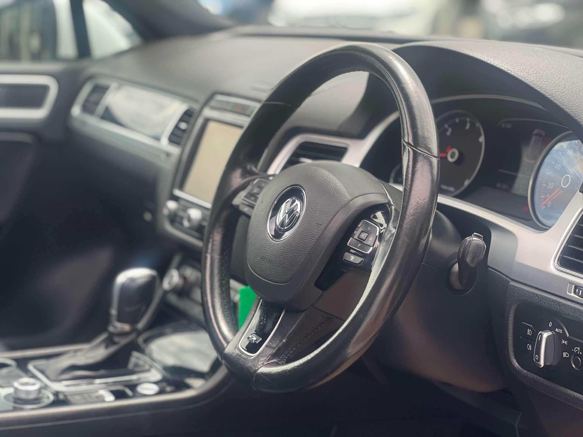 Volkswagen Touareg view 16