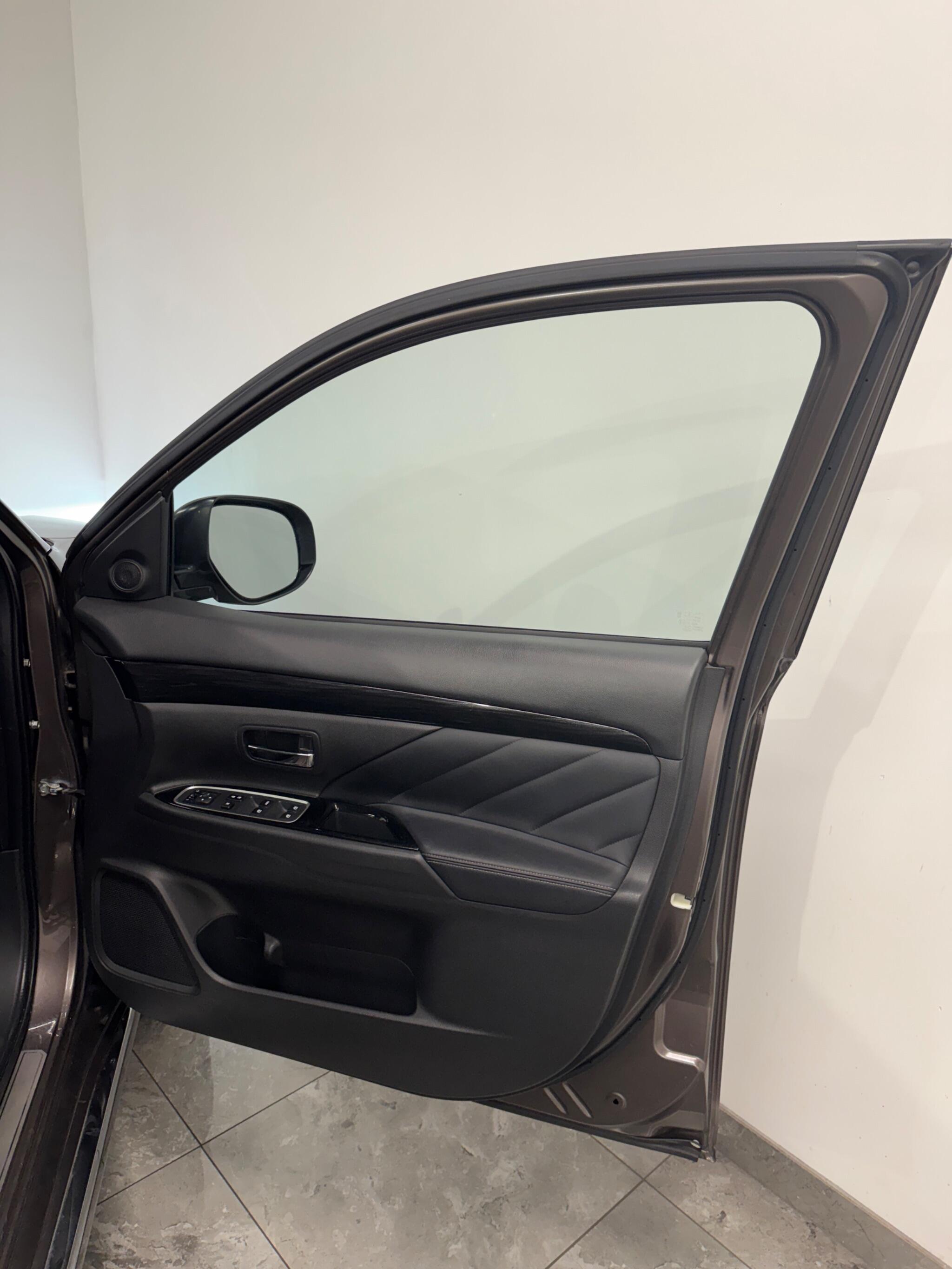 Mitsubishi Outlander view 12