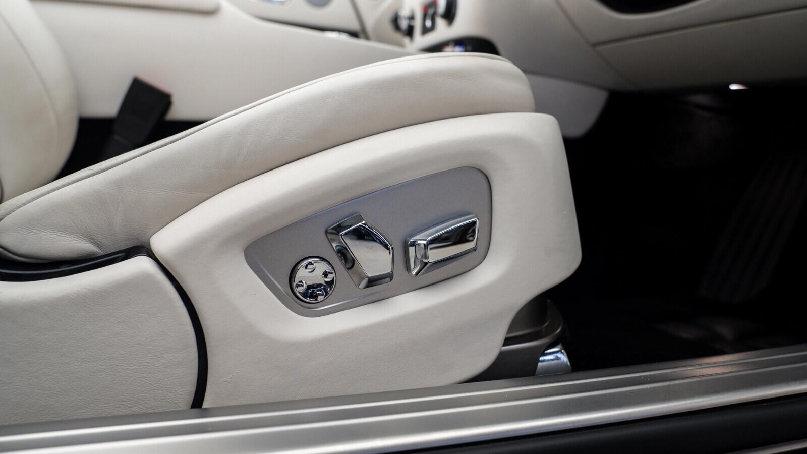 Rolls-Royce Dawn view 26