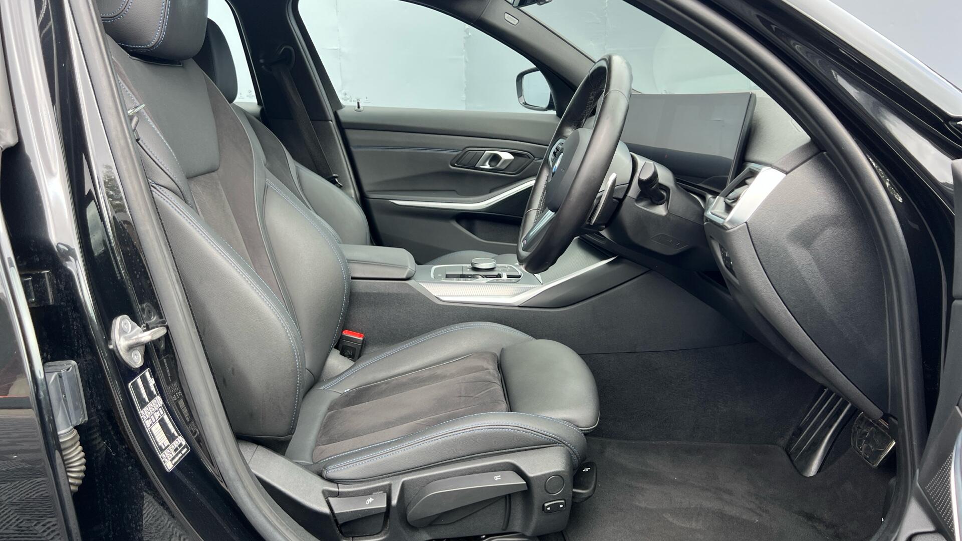 BMW 3 Series view 11