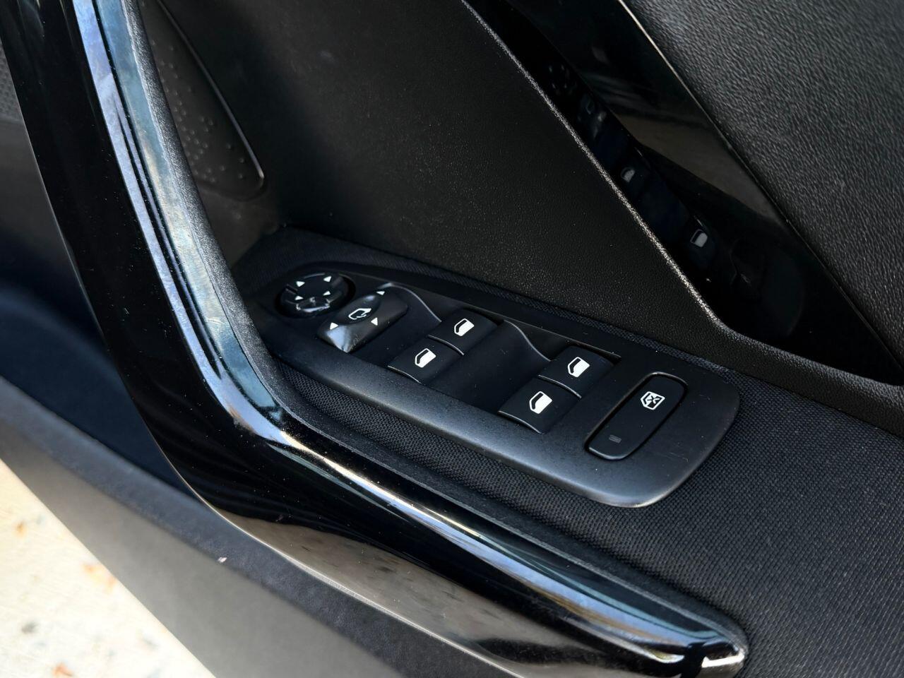 Peugeot 208 view 26
