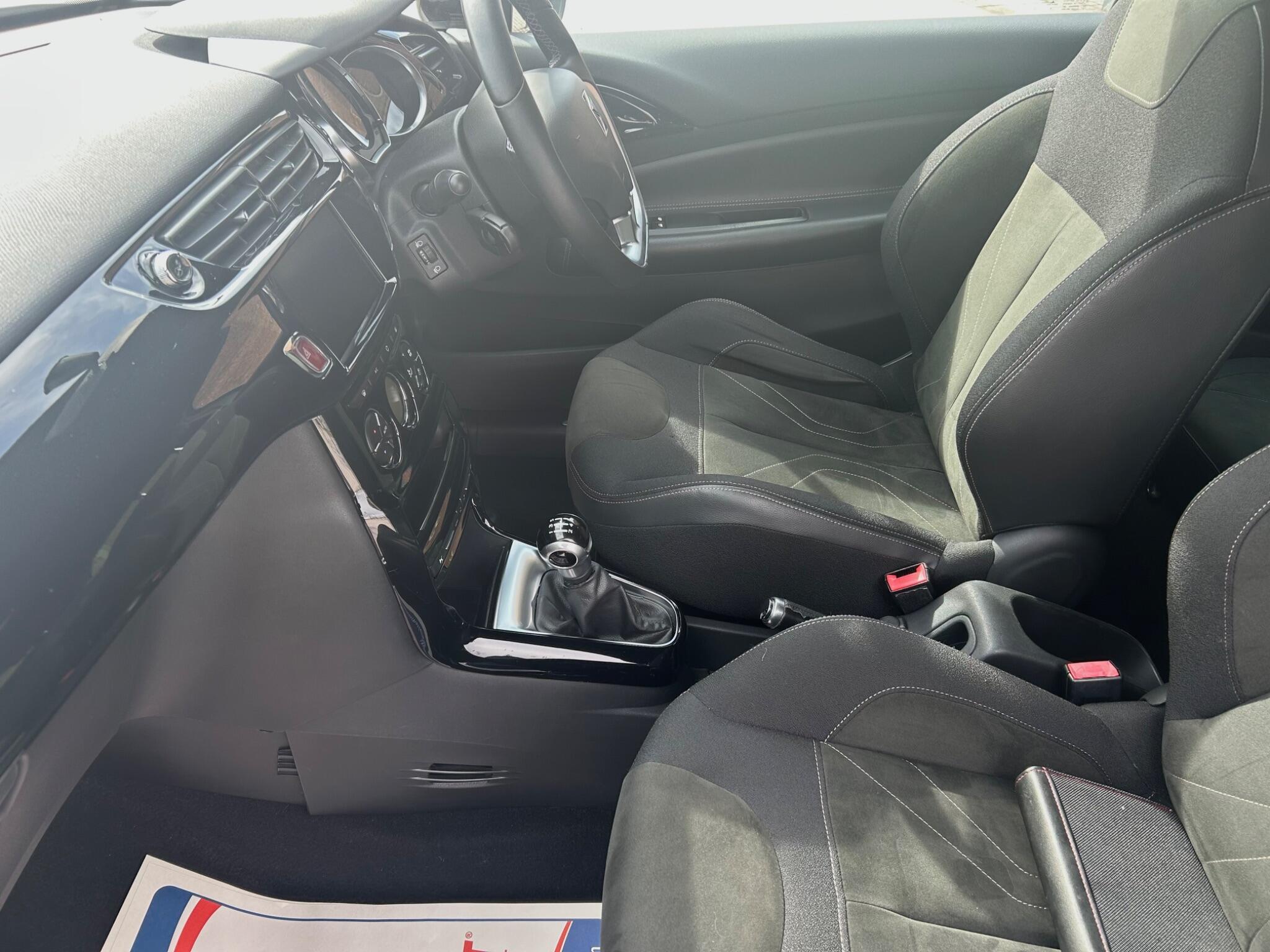 DS Automobiles DS 3 view 23