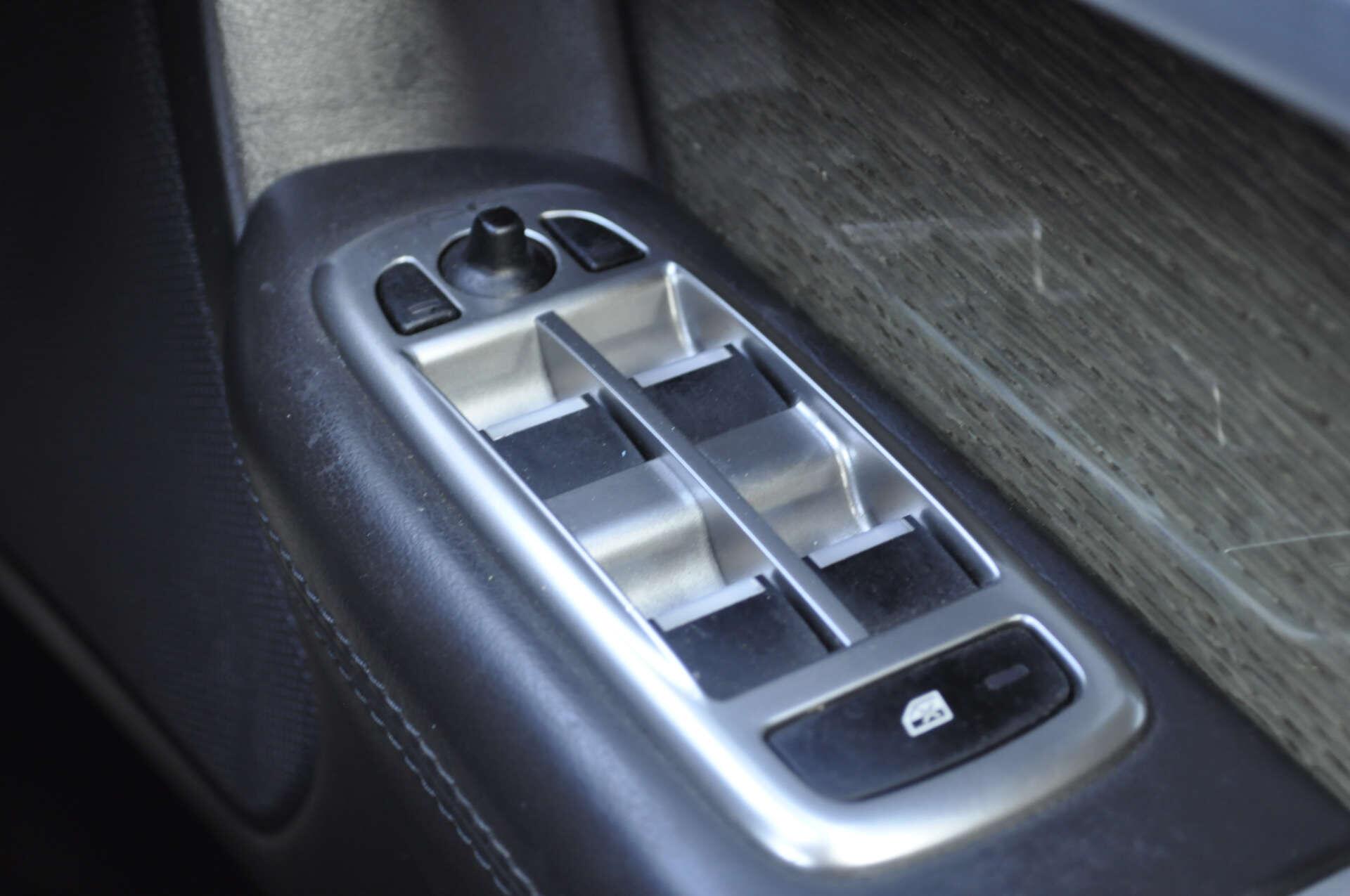 Jaguar XF view 25