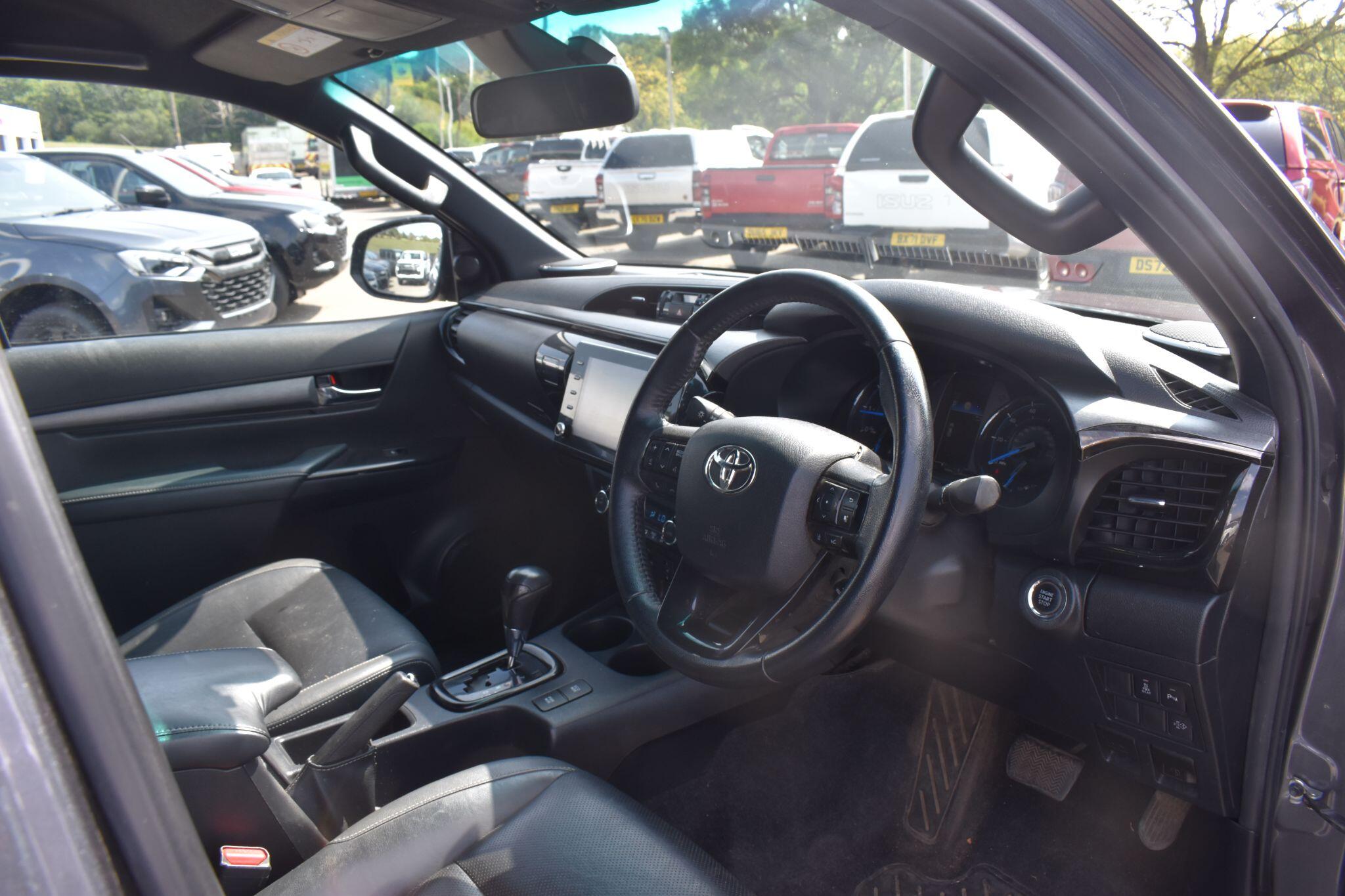 Hilux - 2.8 D-4D Invincible X Auto 4WD Euro 6 (s/s) 4dr - Image 27