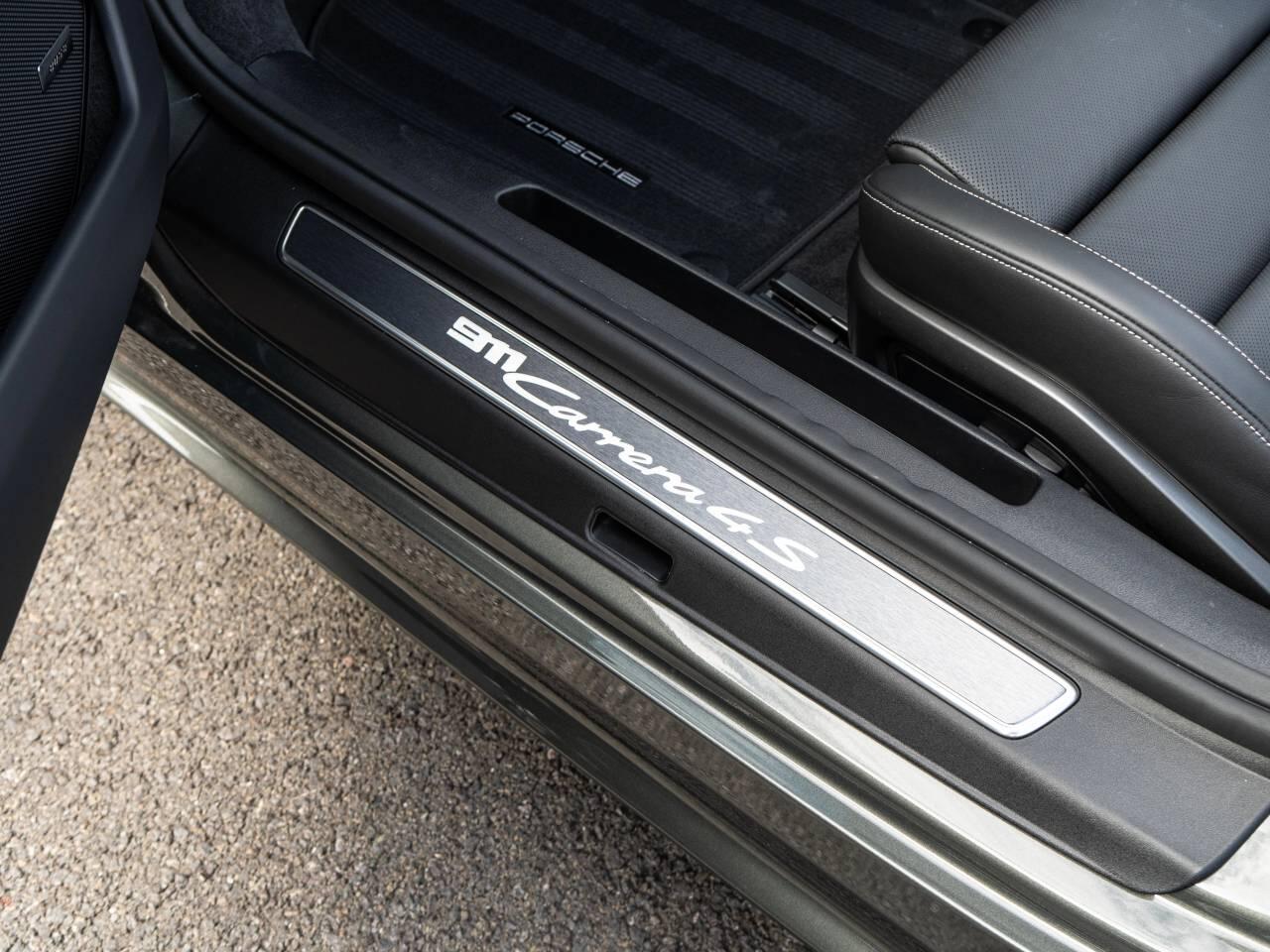 Porsche 911 view 40