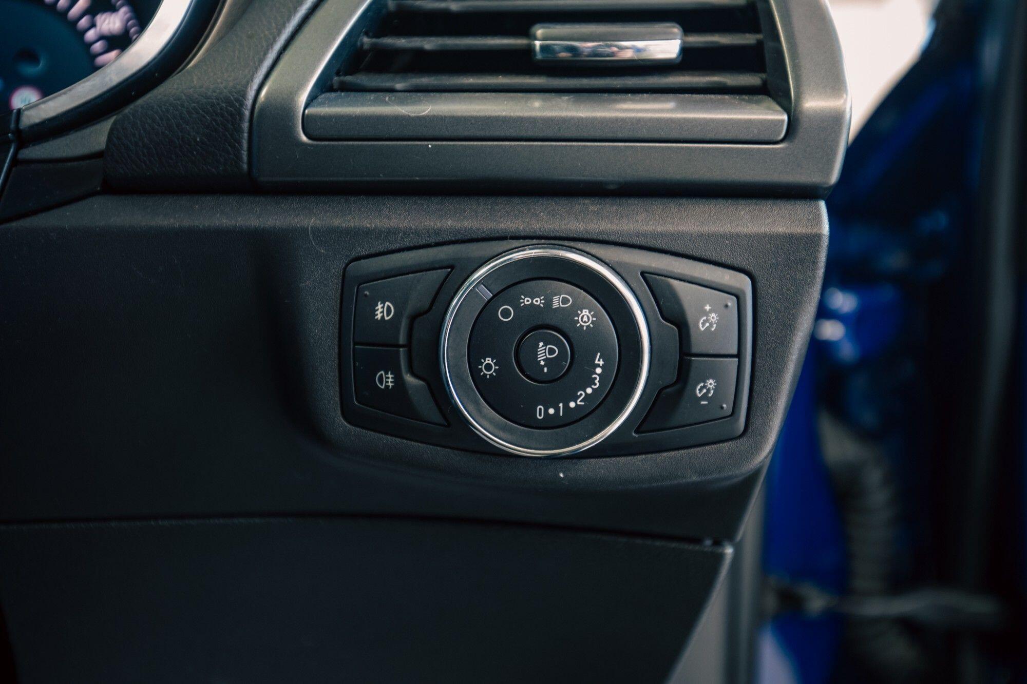 Ford Mondeo view 16