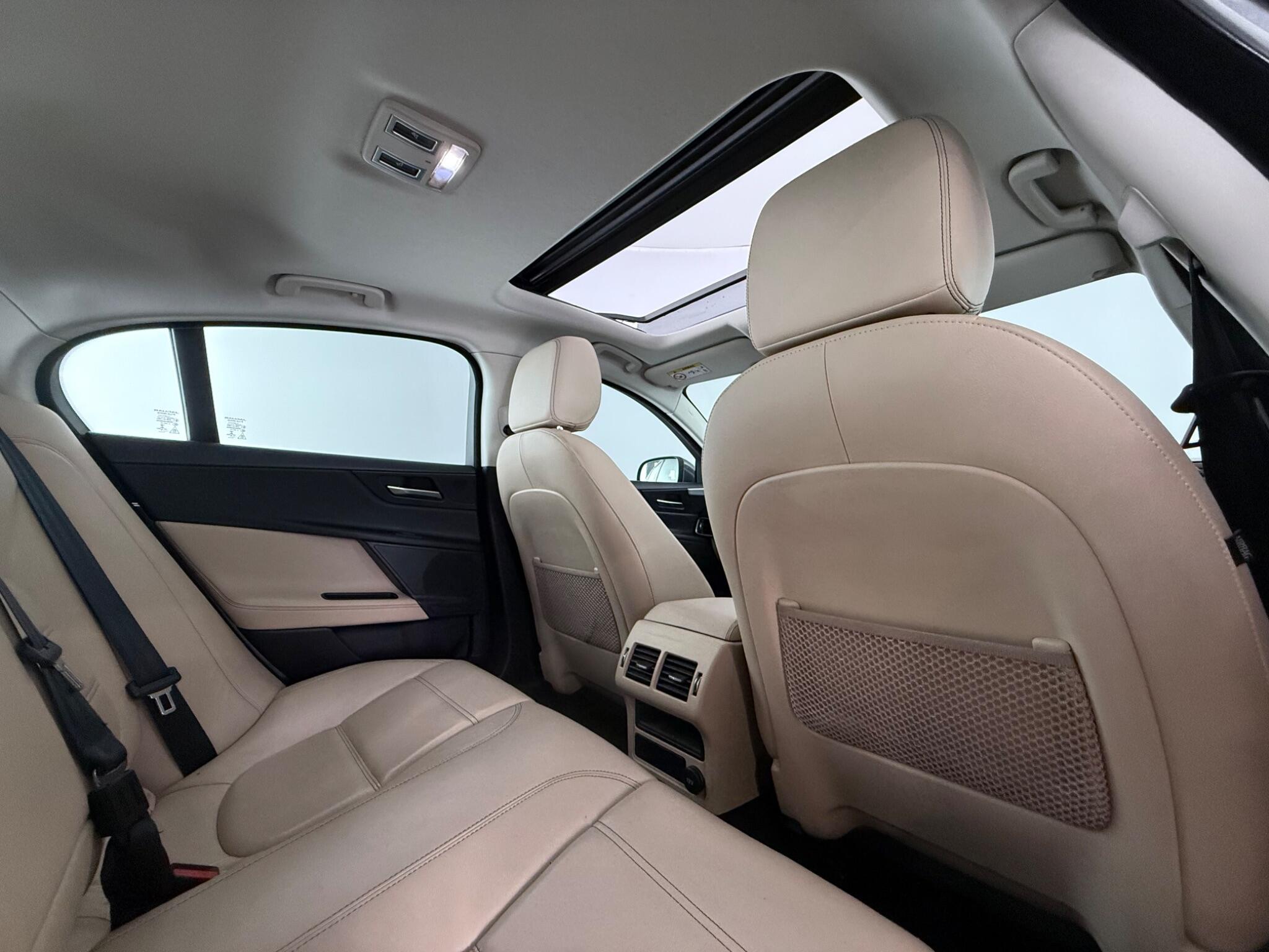 Jaguar Xe view 32