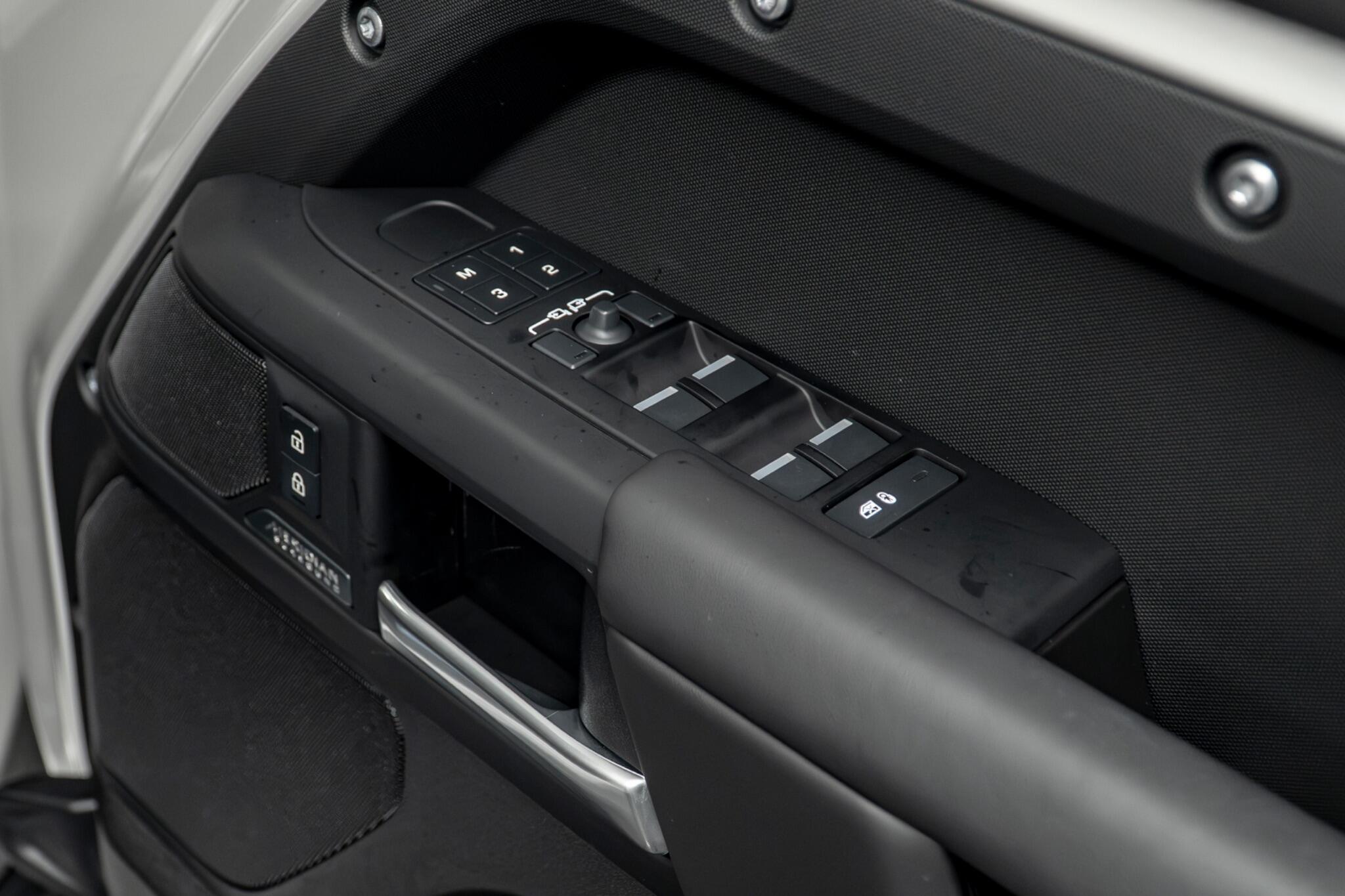 Land Rover Defender view 32