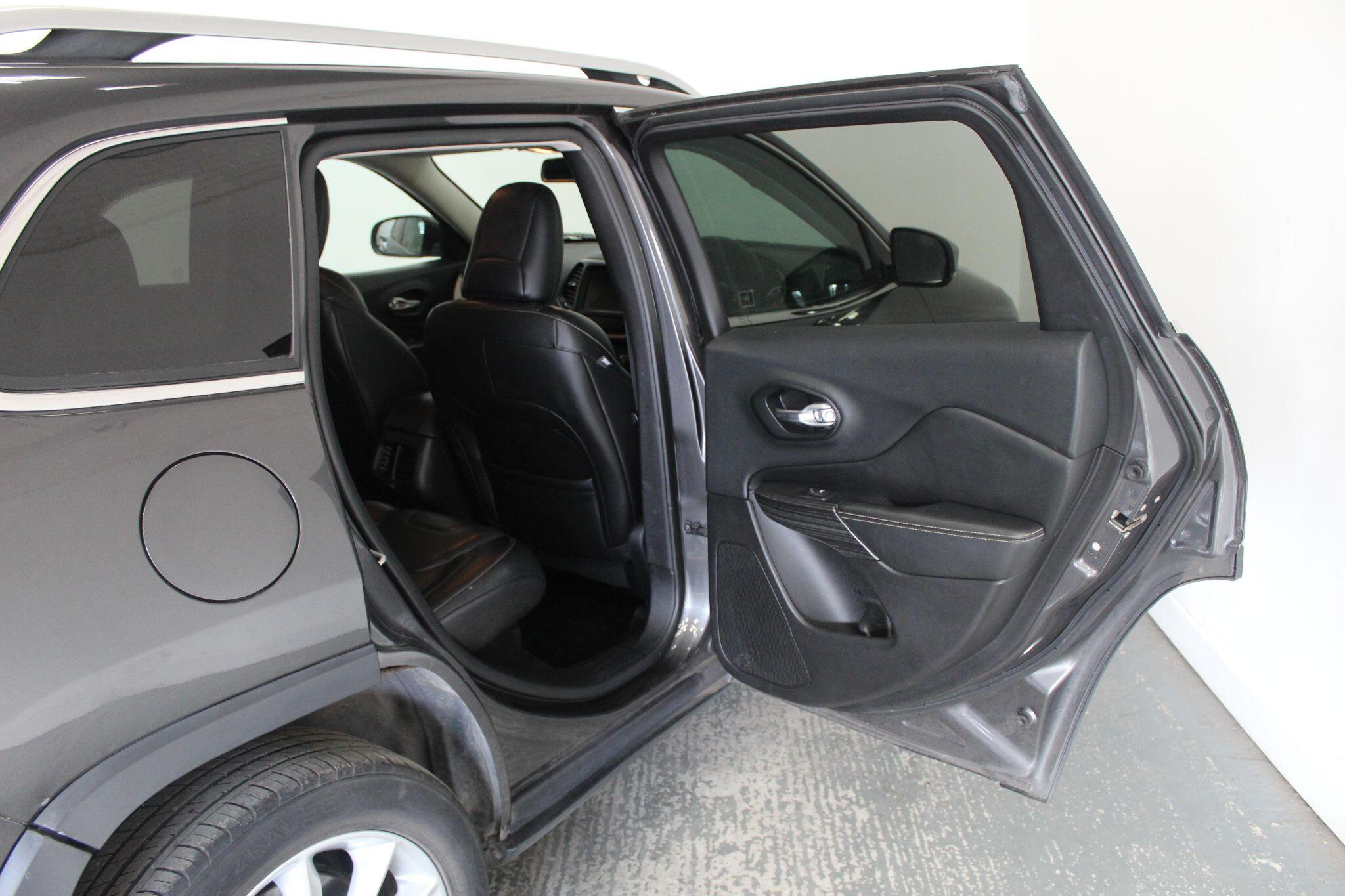 Jeep Cherokee view 26