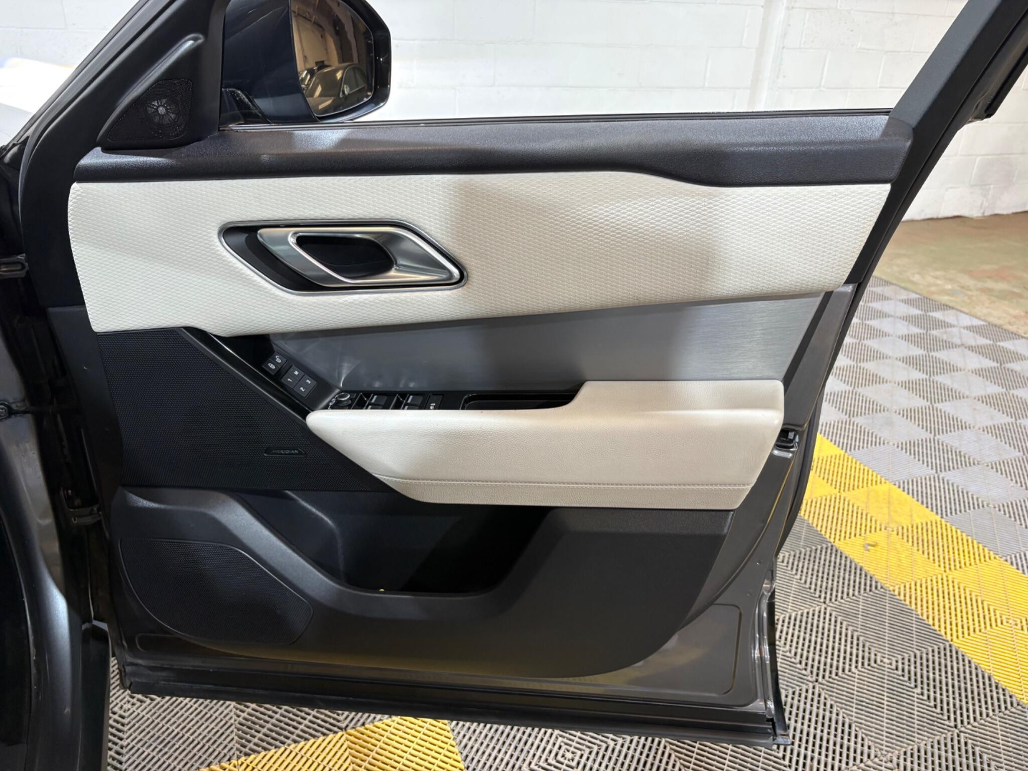Land Rover Range Rover Velar view 37