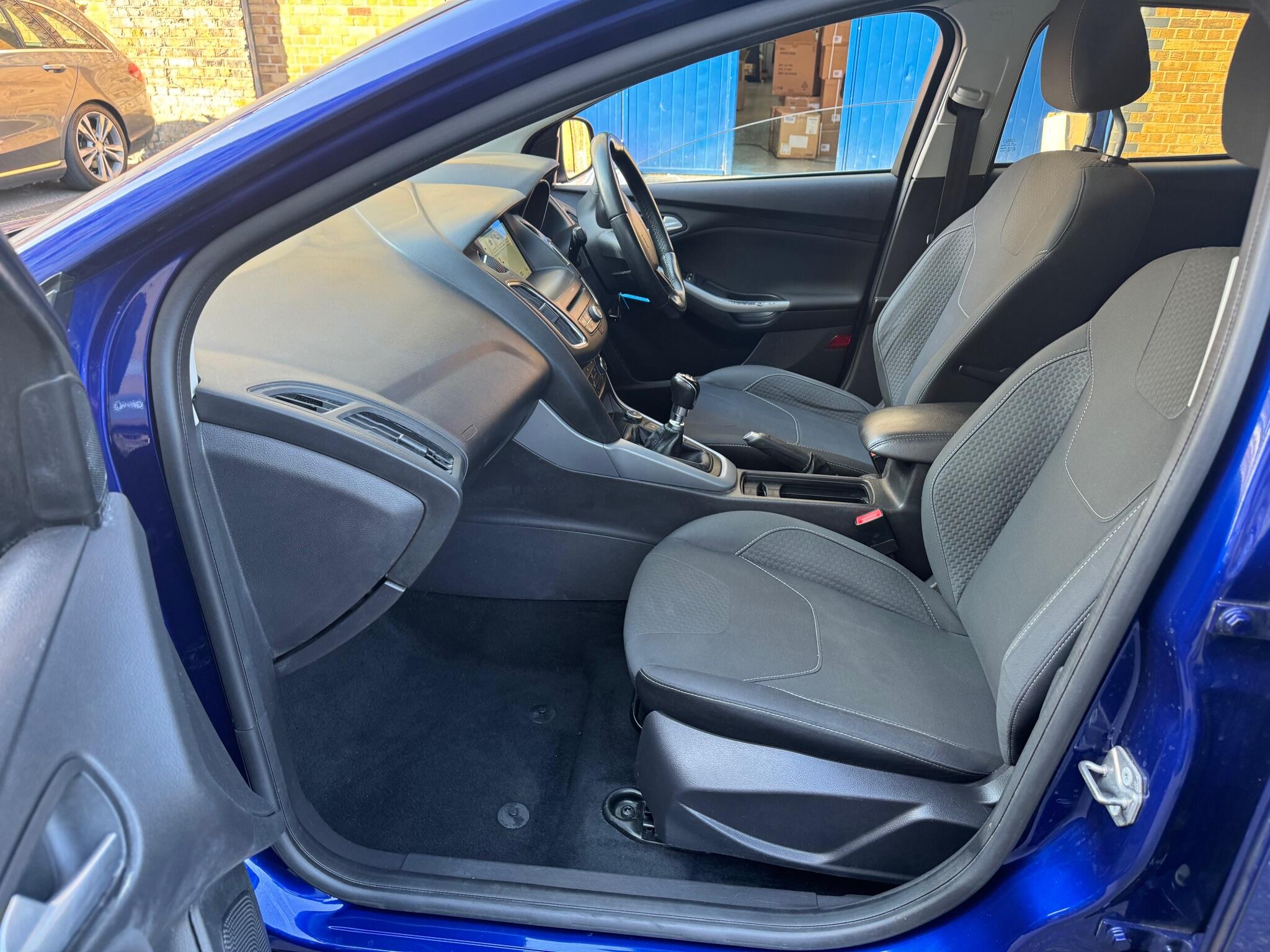 Ford Focus view 15