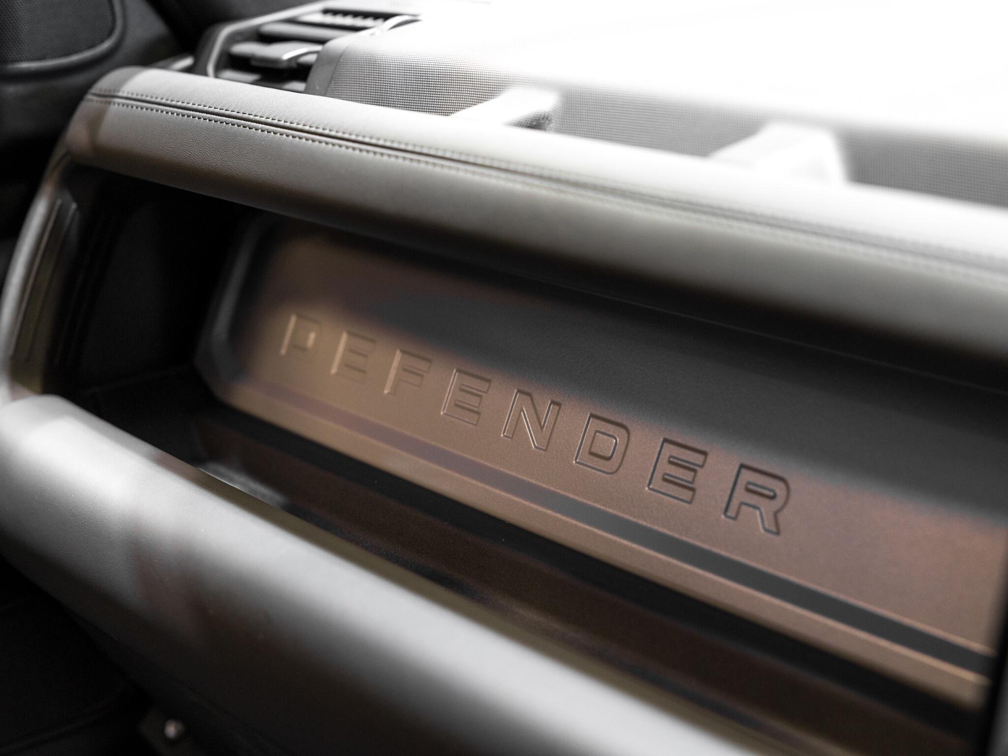 Land Rover Defender 110 view 26