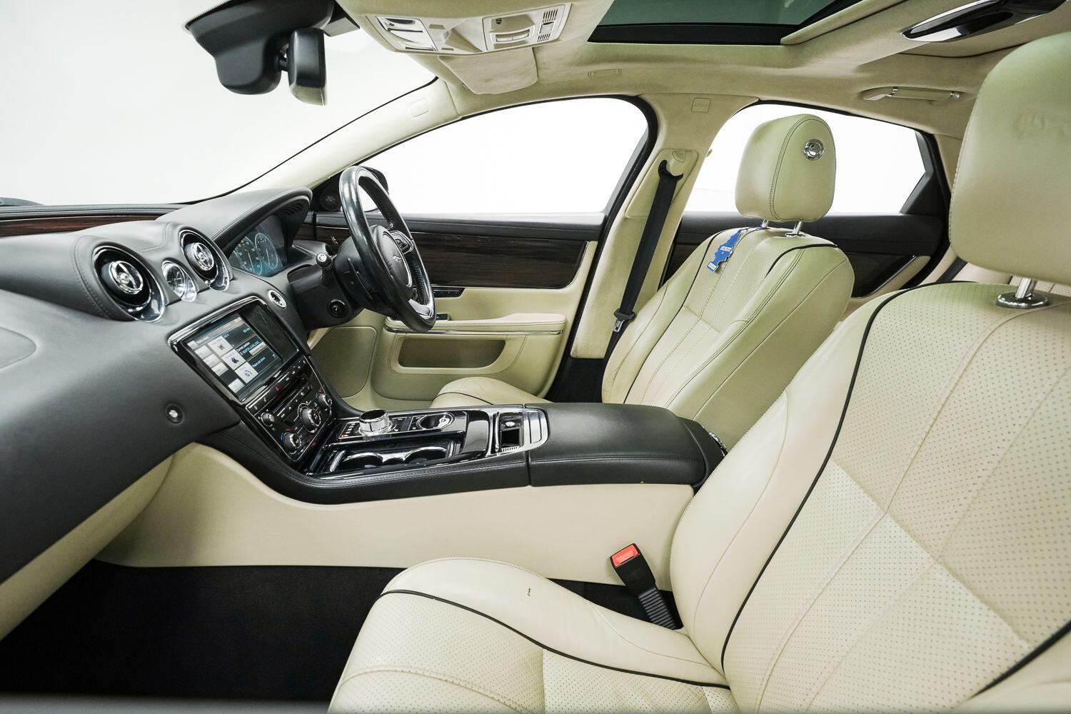Jaguar XJ view 30