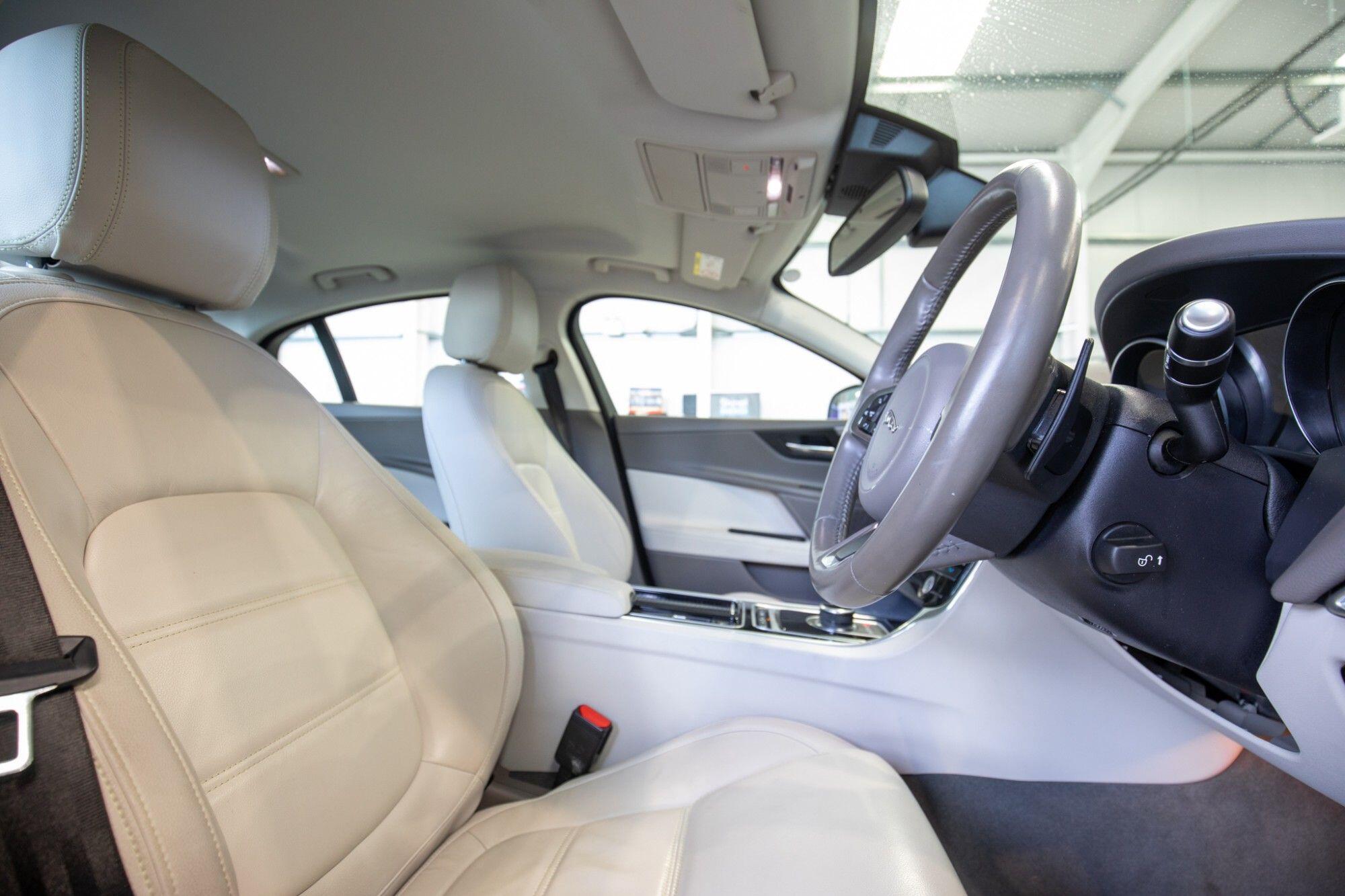 Jaguar Xe view 3