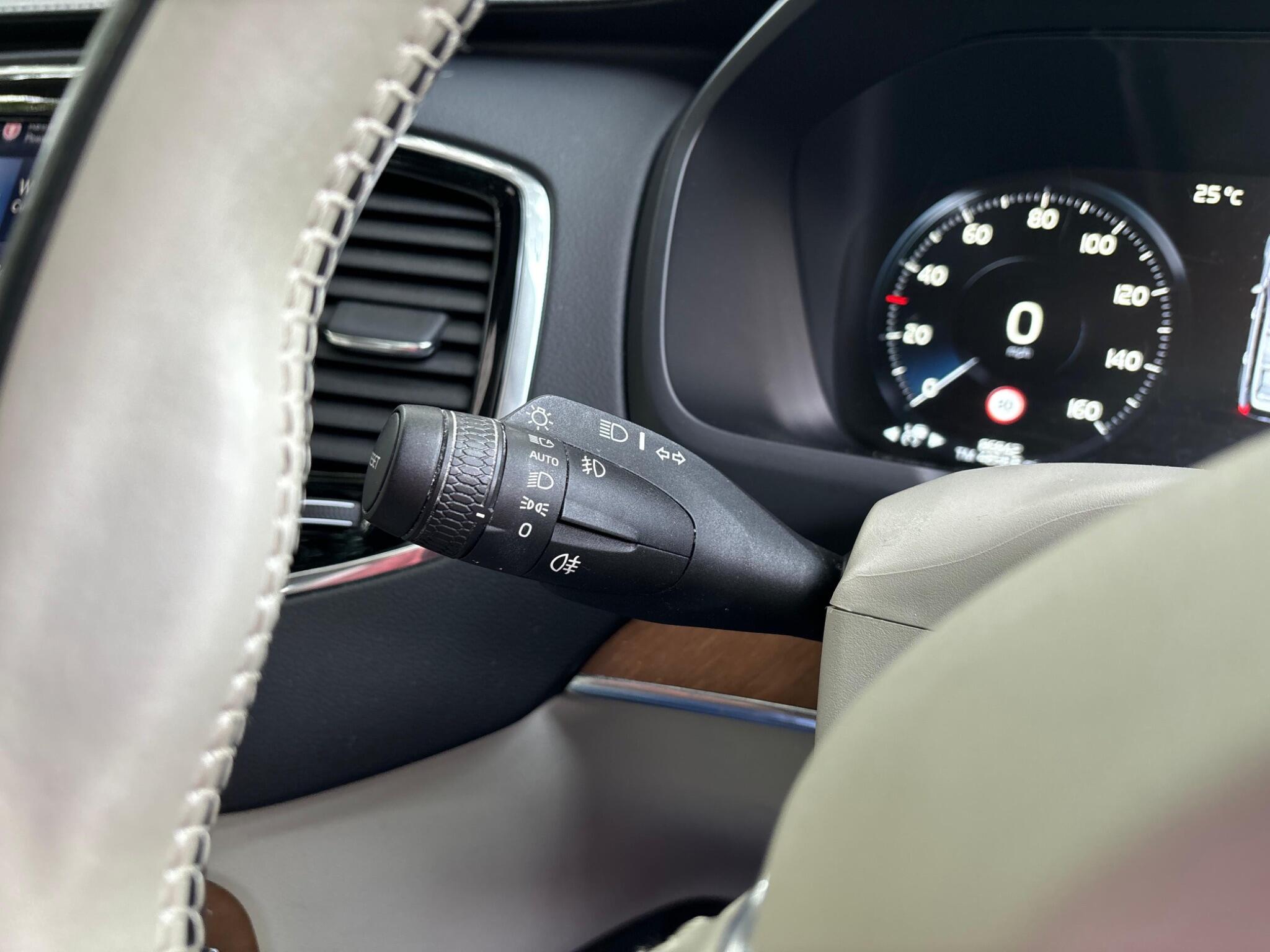 Volvo XC90 view 14