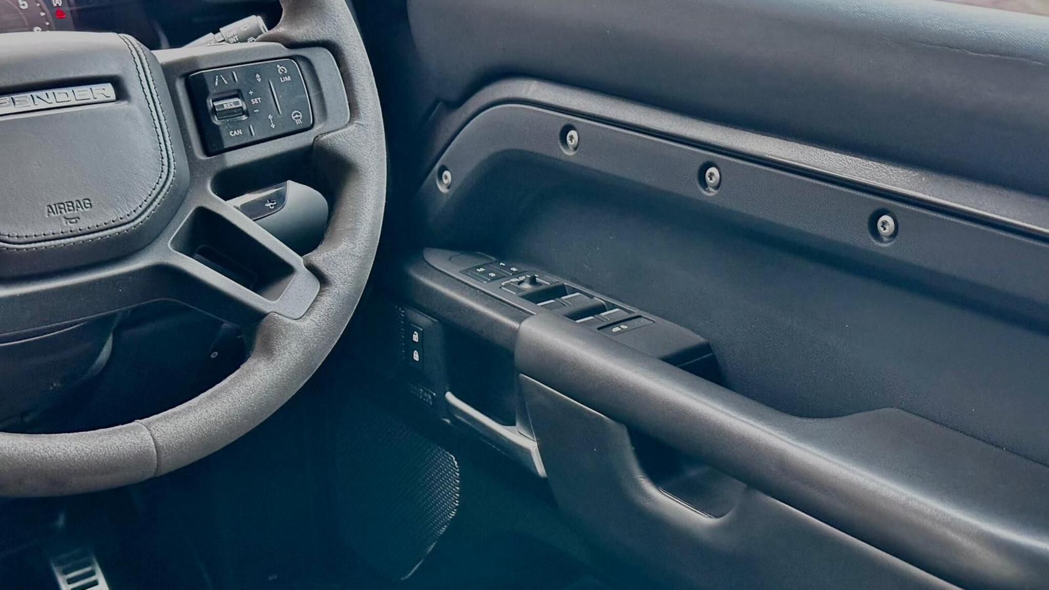 Land Rover Defender 110 view 37