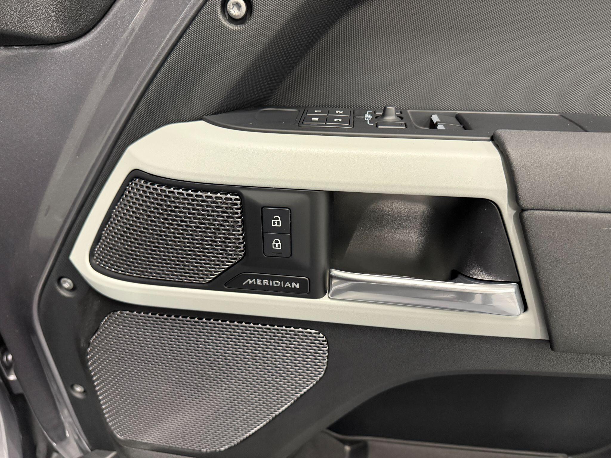 Land Rover Defender 90 view 11