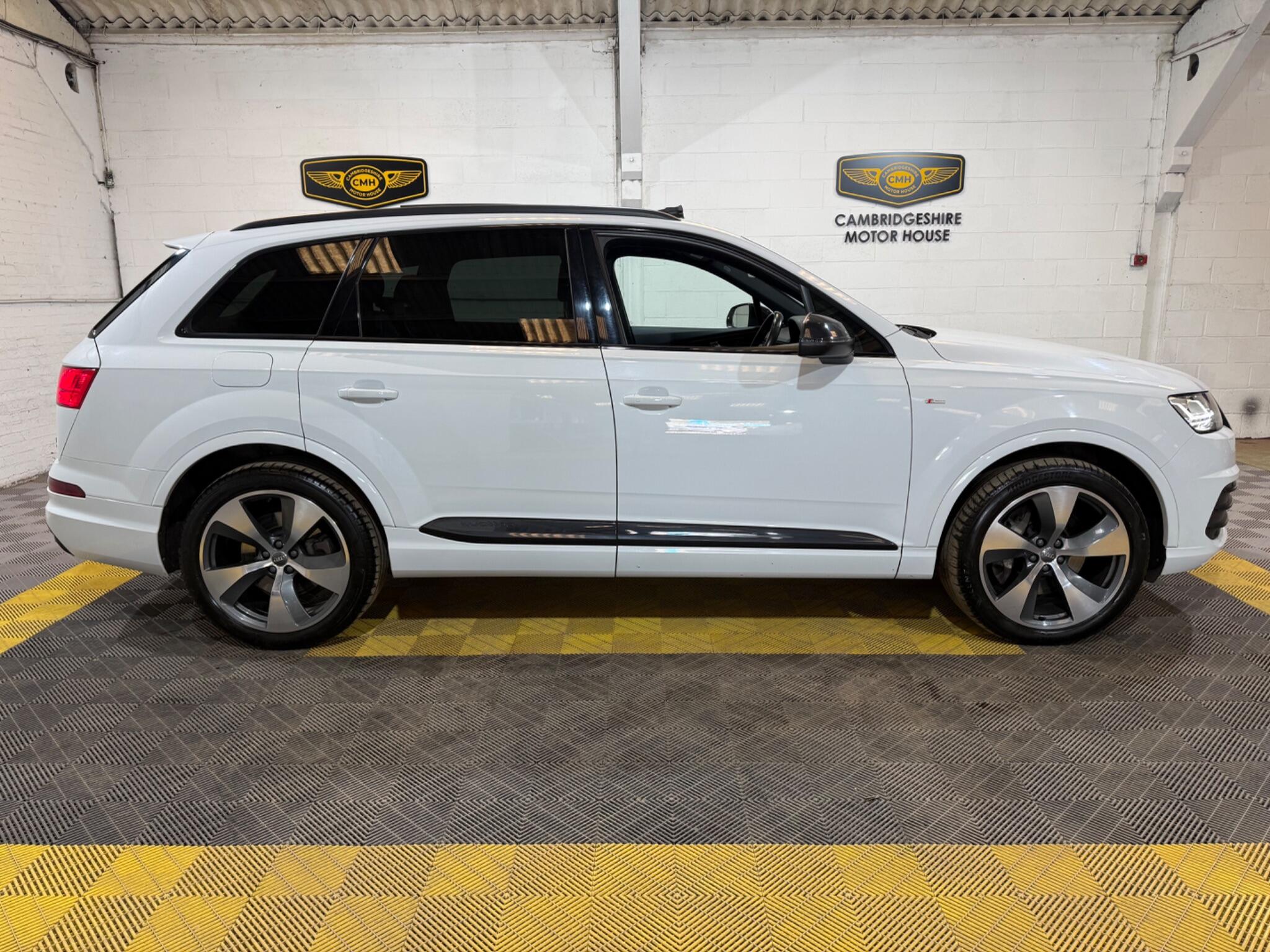 Audi Q7 view 16