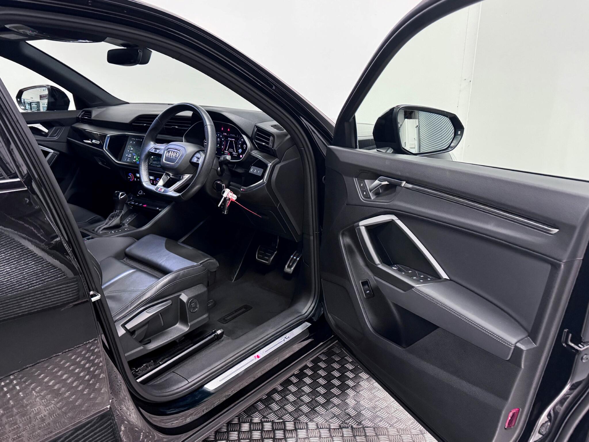 Audi Q3 view 18