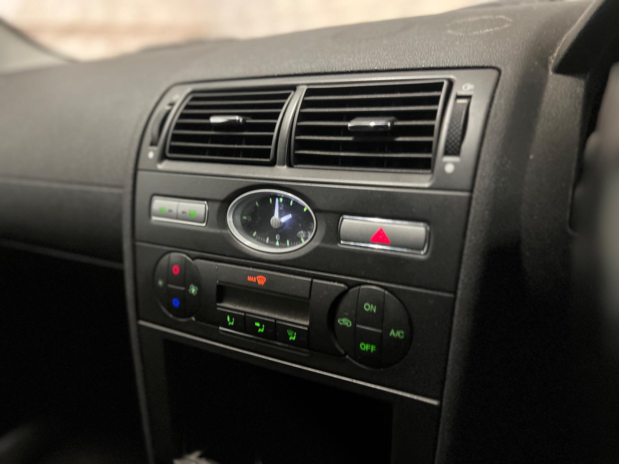 Ford Mondeo view 12
