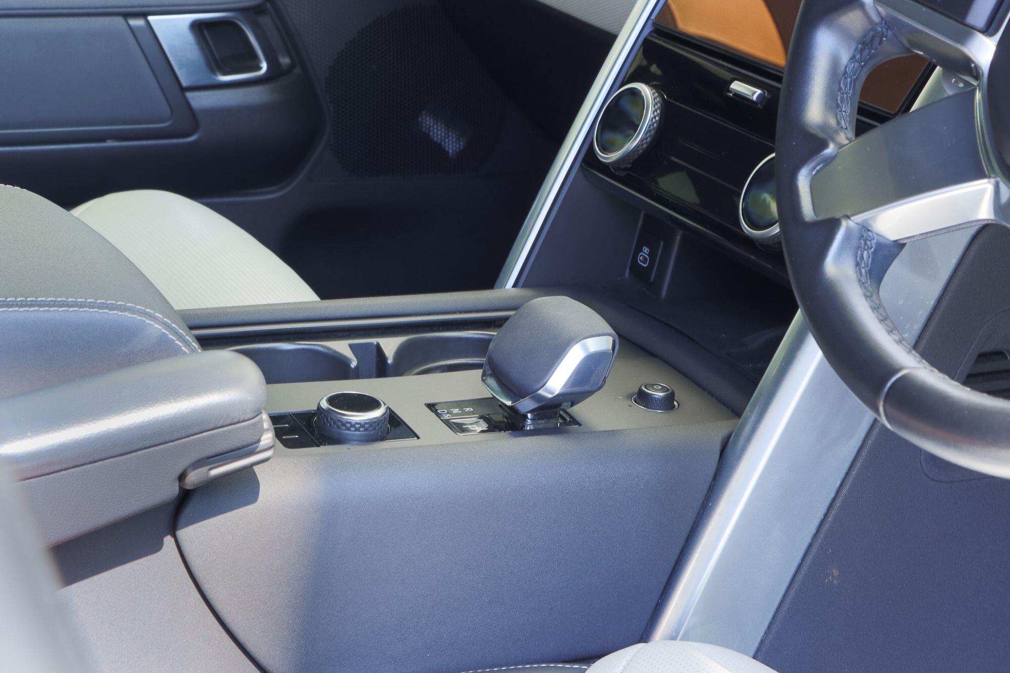 Land Rover Discovery view 3