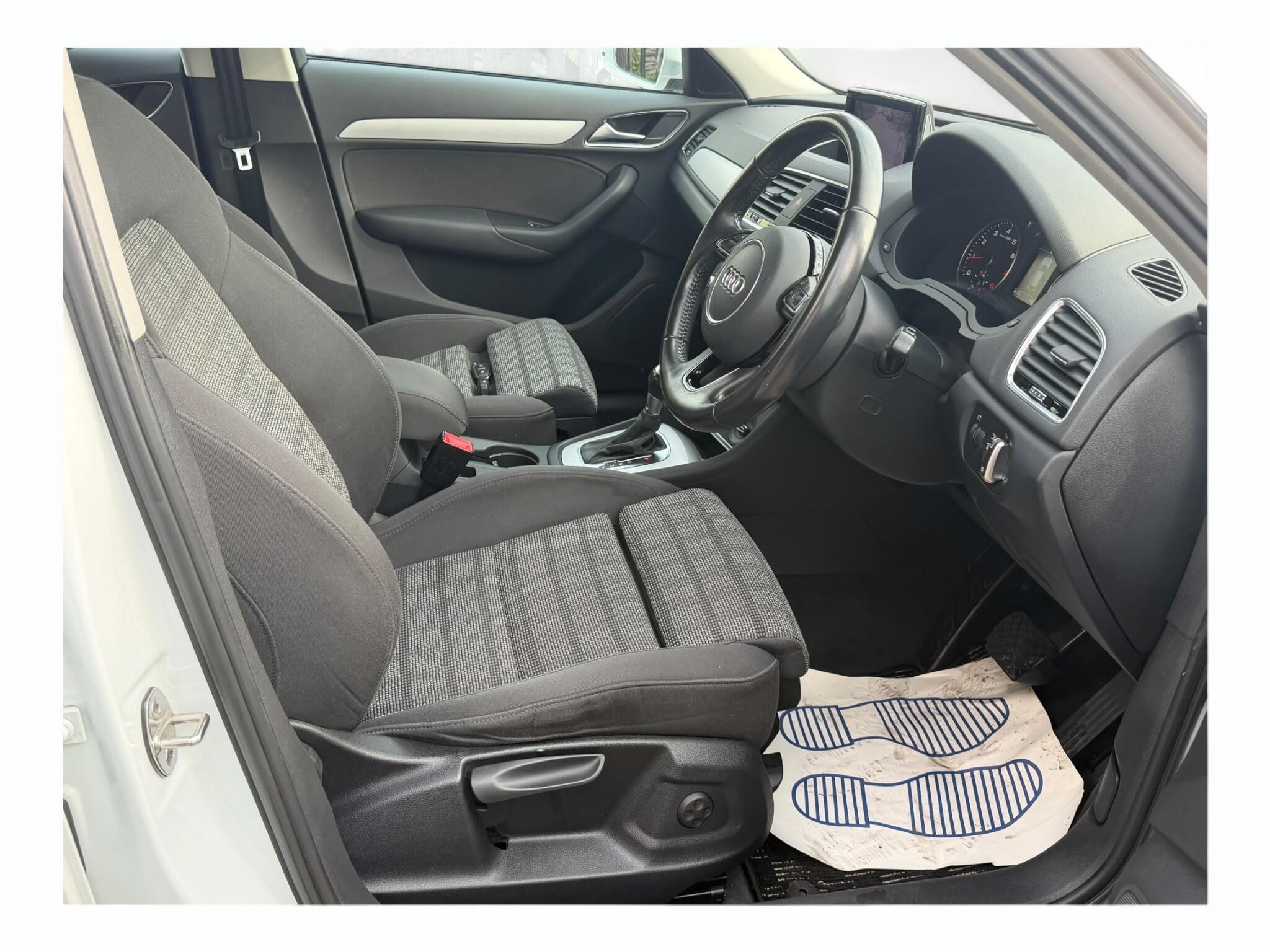Audi Q3 view 3