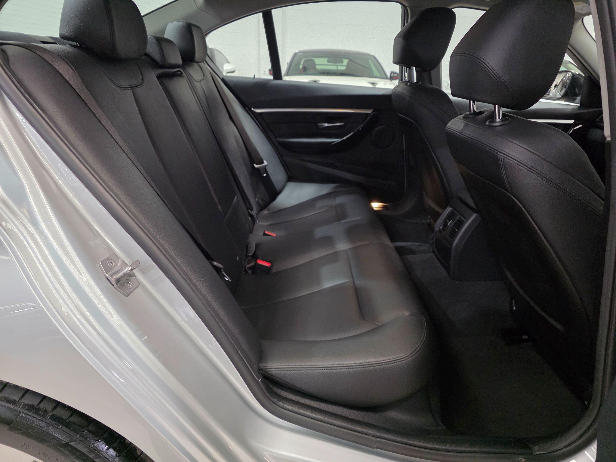 BMW 3 Series view 22