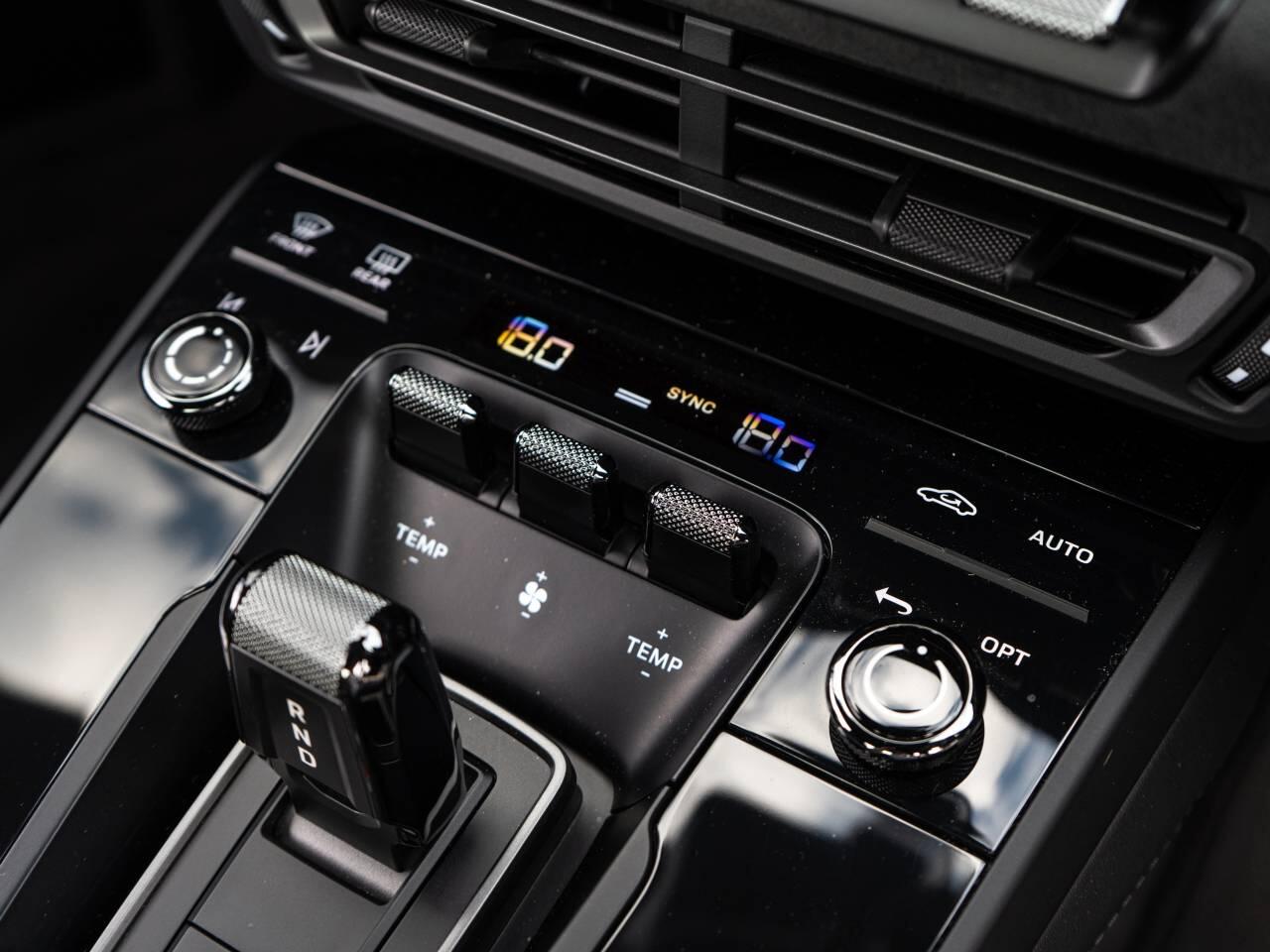 Porsche 911 view 34