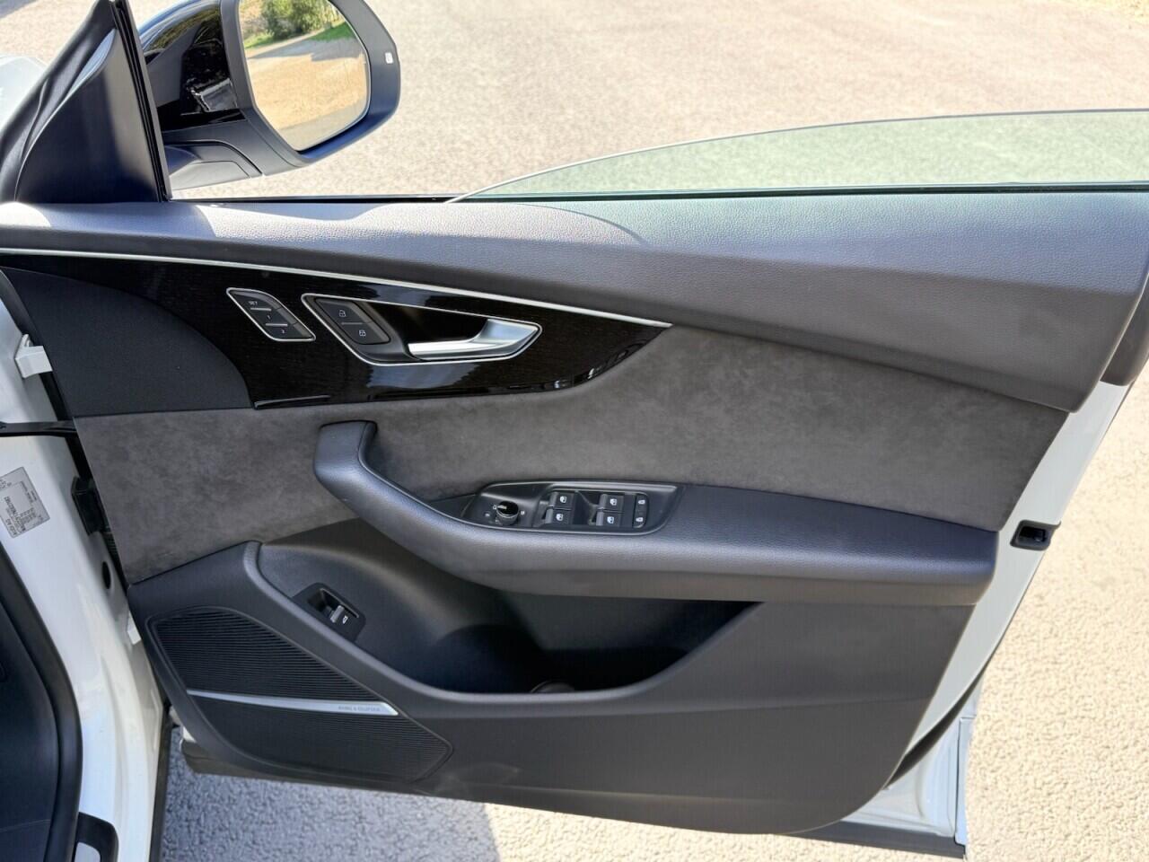 Audi Q8 view 31