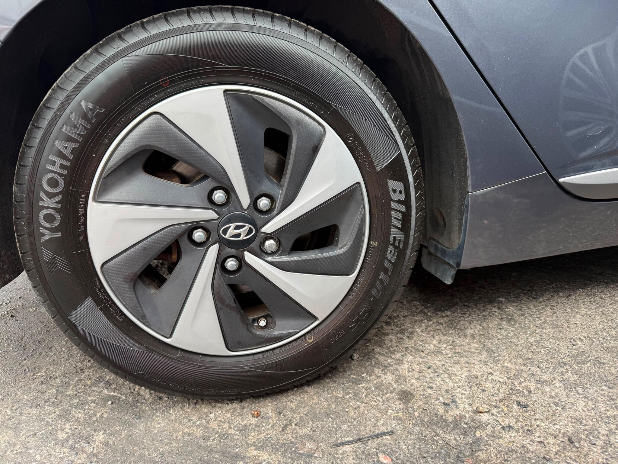 Hyundai Ioniq view 25