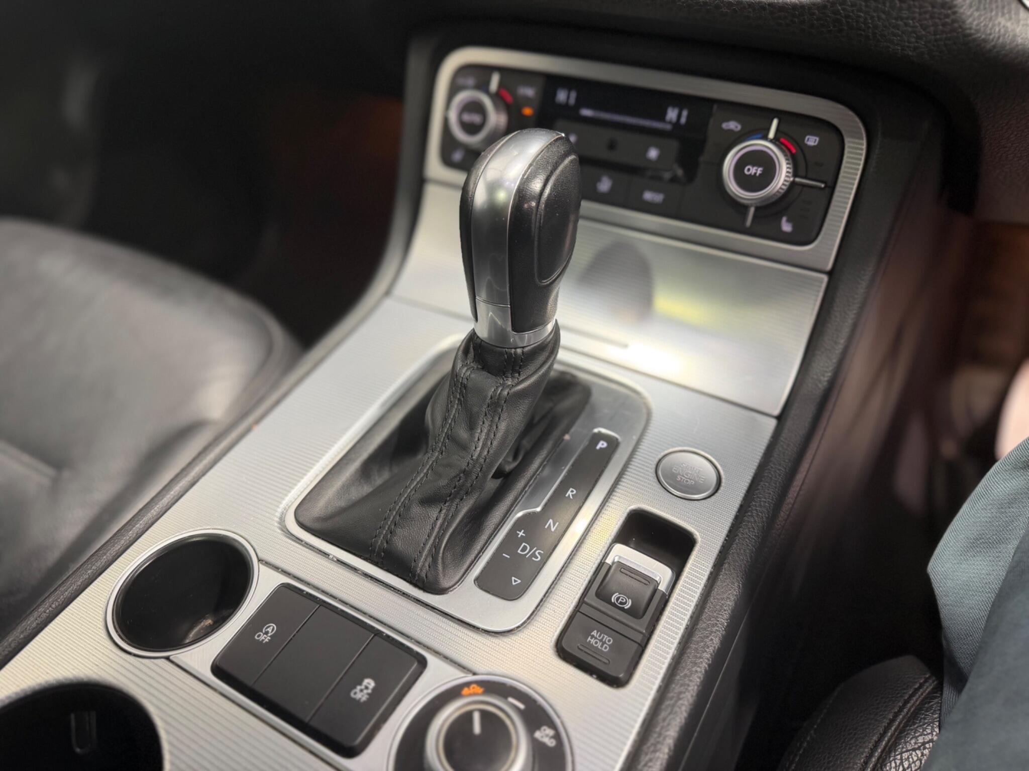 Volkswagen Touareg view 11