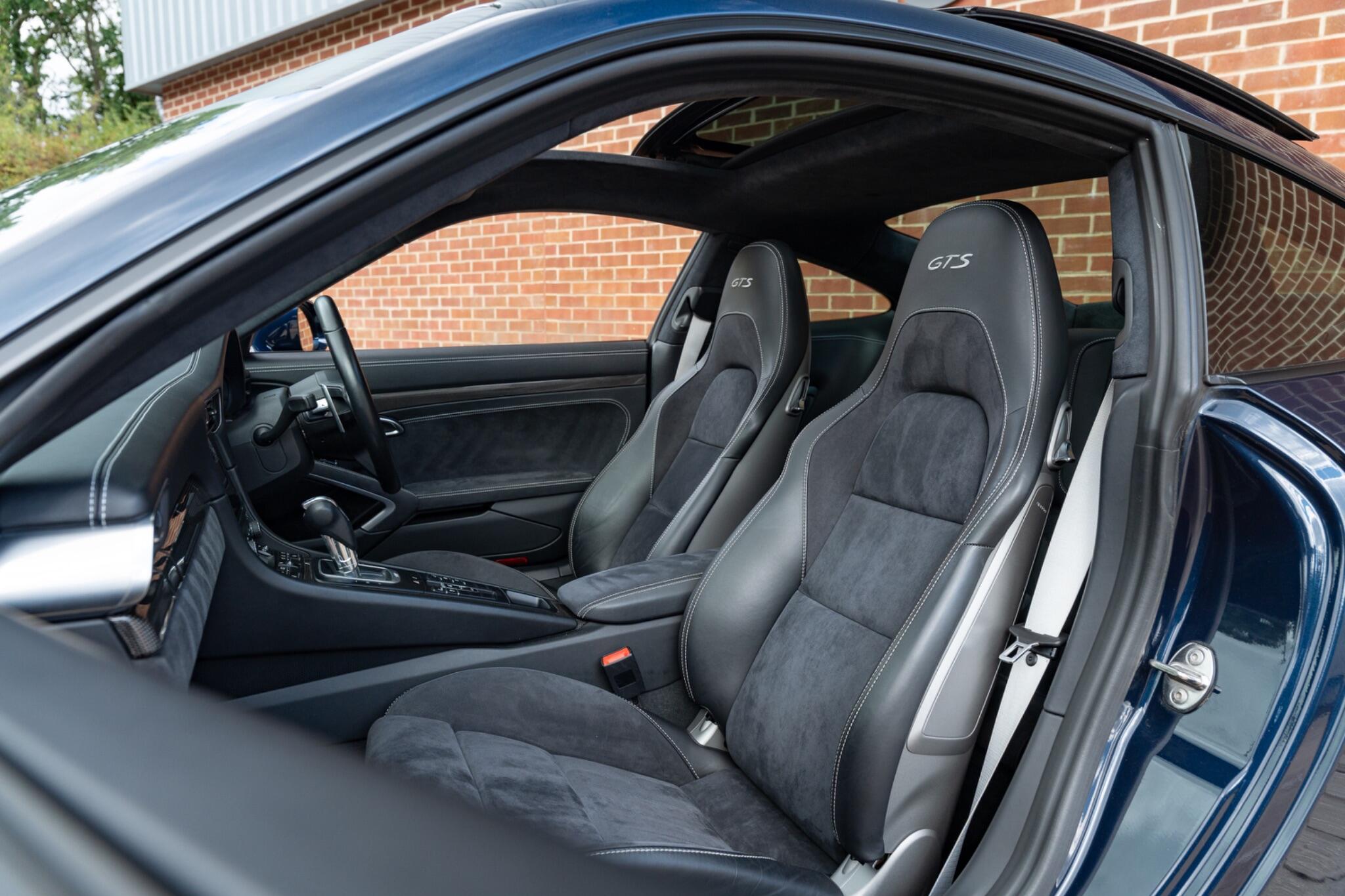 Porsche 911 view 25