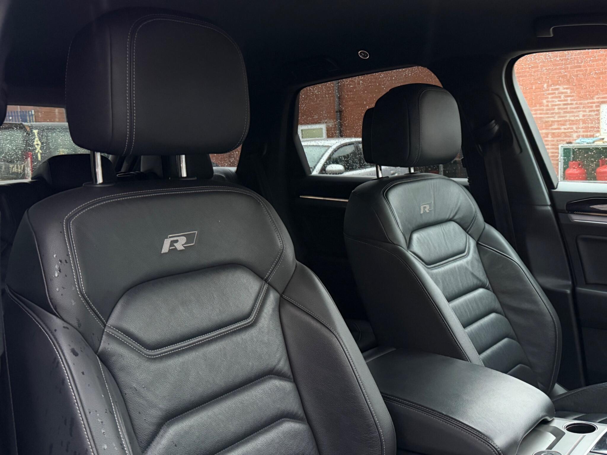 Volkswagen Touareg view 5