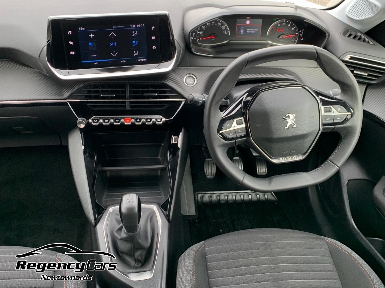 Peugeot 208 view 11