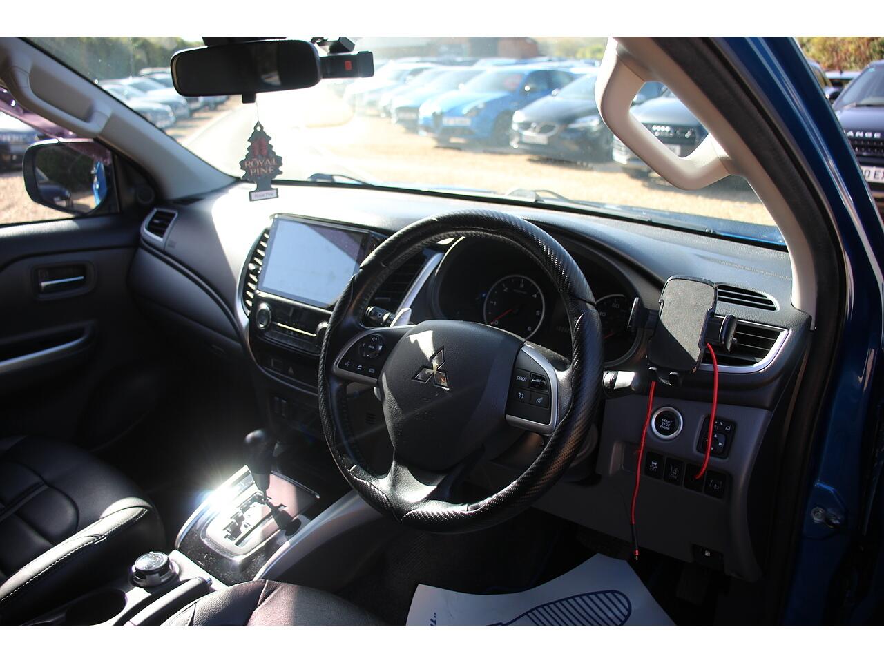 Mitsubishi L200 view 10