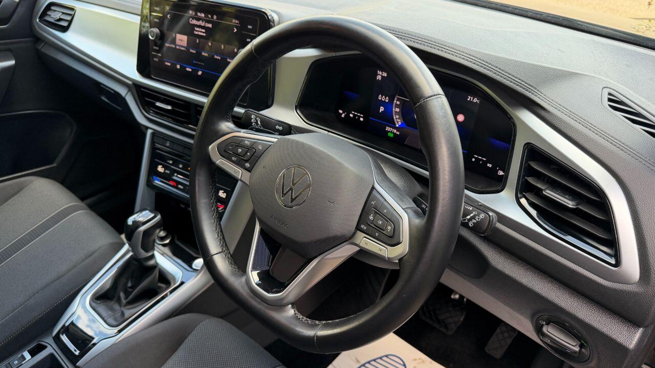 Volkswagen T-Roc view 16